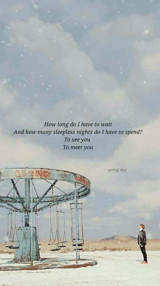 Bts Lyrics 桌布 壁紙 — 一個孤獨的人站在雪地上，旁邊是一個生鏽廢棄的鞦韆架，天空多雲，飄著雪。