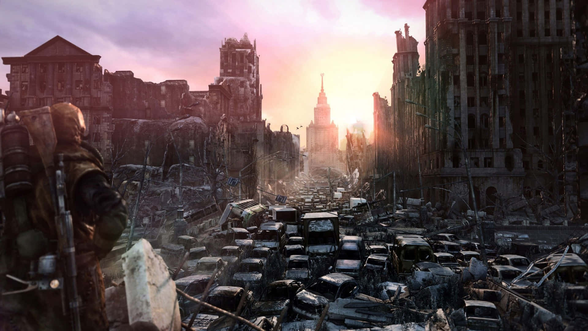 Fallout 4 Wasteland 桌布 壁紙 — 一個孤獨的倖存者走過一條被廢棄汽車堵塞的廢墟城市街道，而燦爛的夕陽照亮了破碎的天際線。