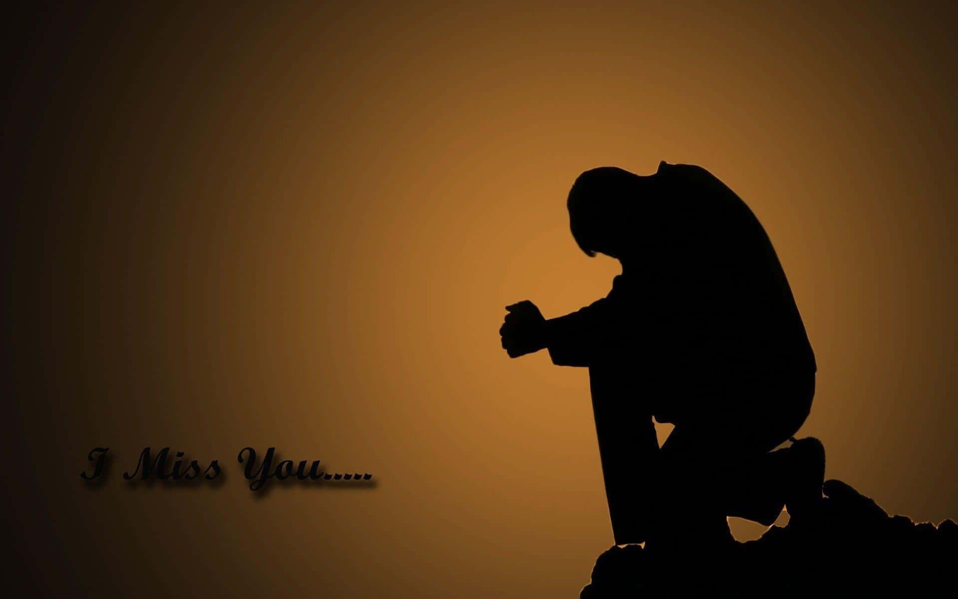 I Miss You 桌布 壁紙 — 一個孤獨的剪影在溫暖的漸變背景中悲傷地跪著，上面寫著「我想你...」