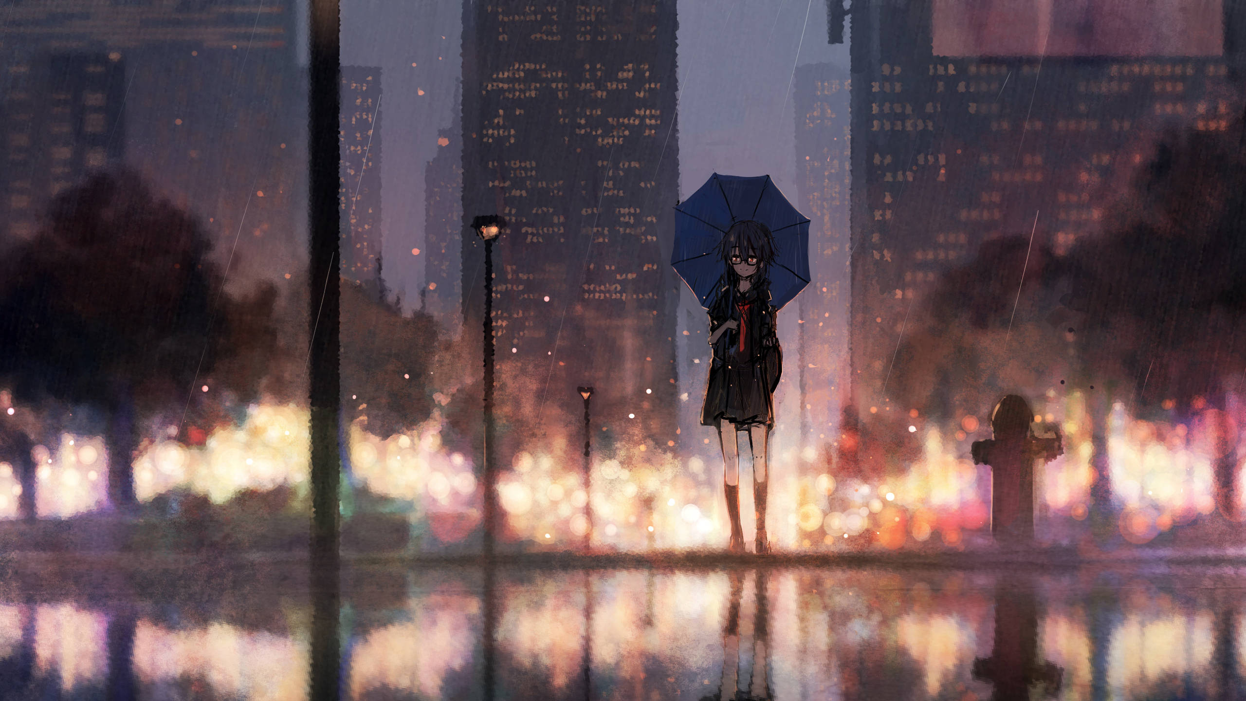 動漫女孩 桌布 壁紙 — 一個孤獨的動漫女孩，深色頭髮，在夜晚雨濕的城市街道上撐著藍色雨傘，周圍是發光的散景燈光和高樓大廈。