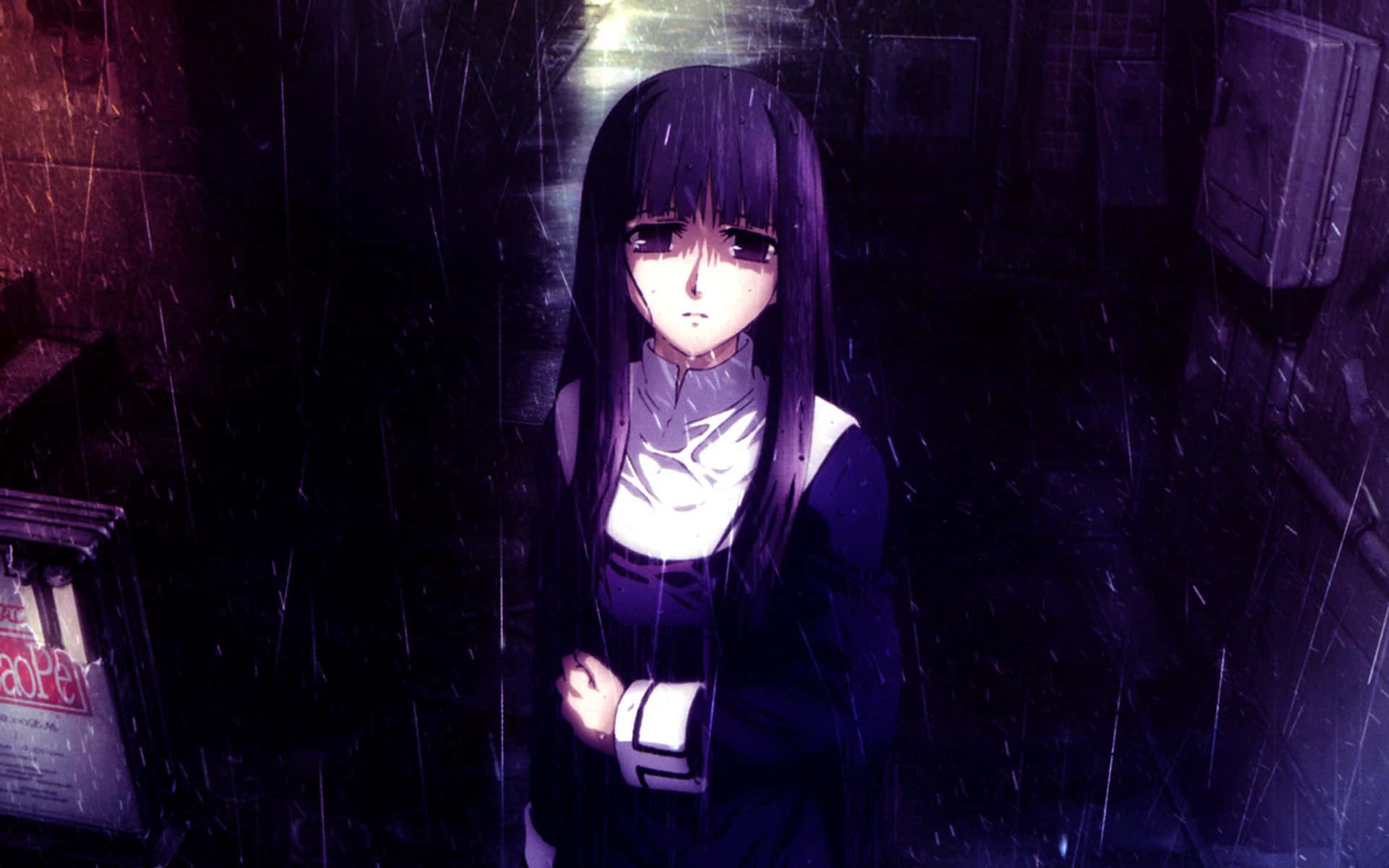 Purple Anime 桌布 壁紙 — 一個孤獨的動漫女孩，長長的黑髮，站在下雨的小巷中，被頭頂上一盞燈照亮，投射出戲劇性的陰影。