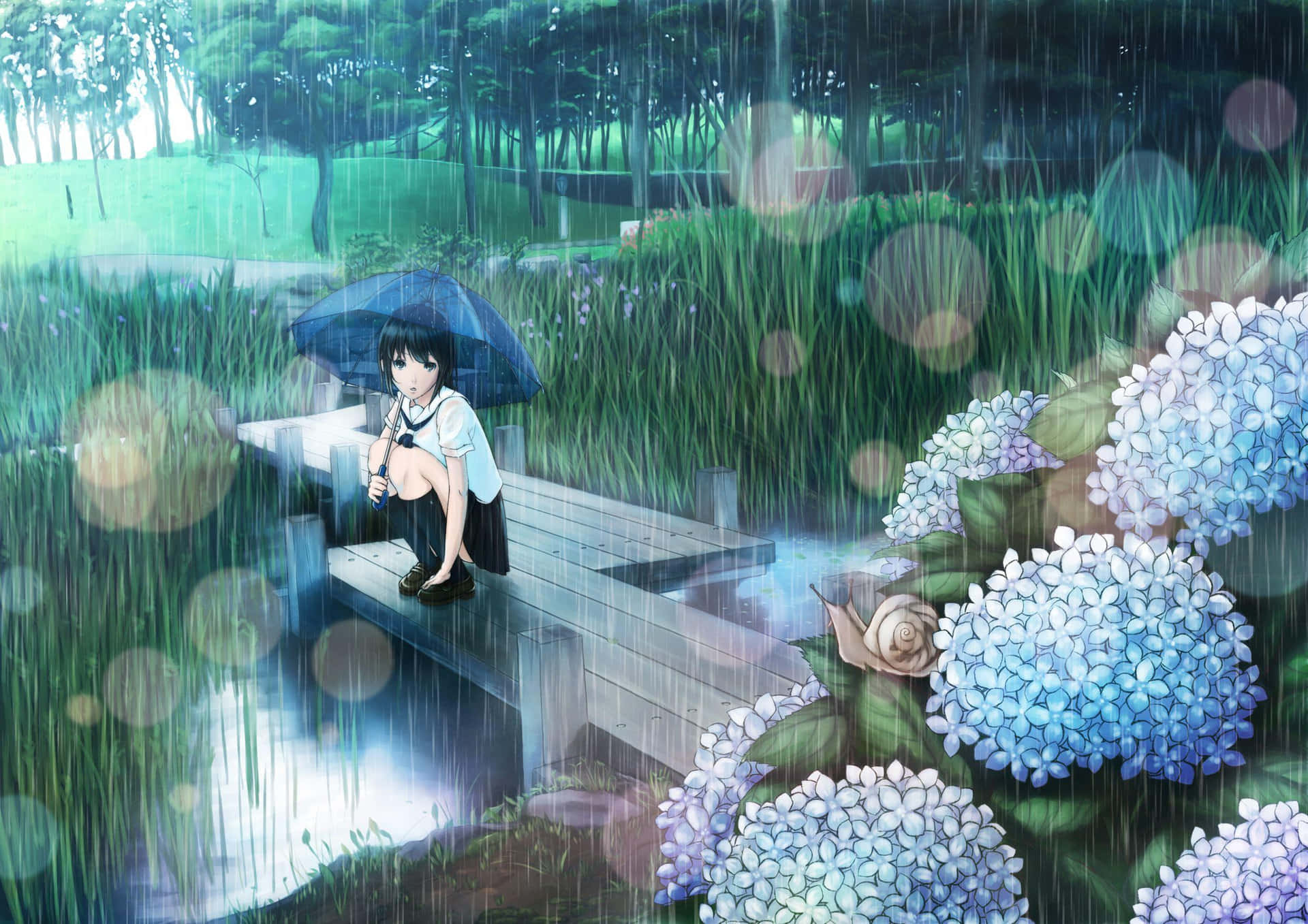  壁紙 — 一個孤獨的動漫女孩拿著藍色雨傘坐在木碼頭上，旁邊是發光的繡球花，雨水穿過森林落下。