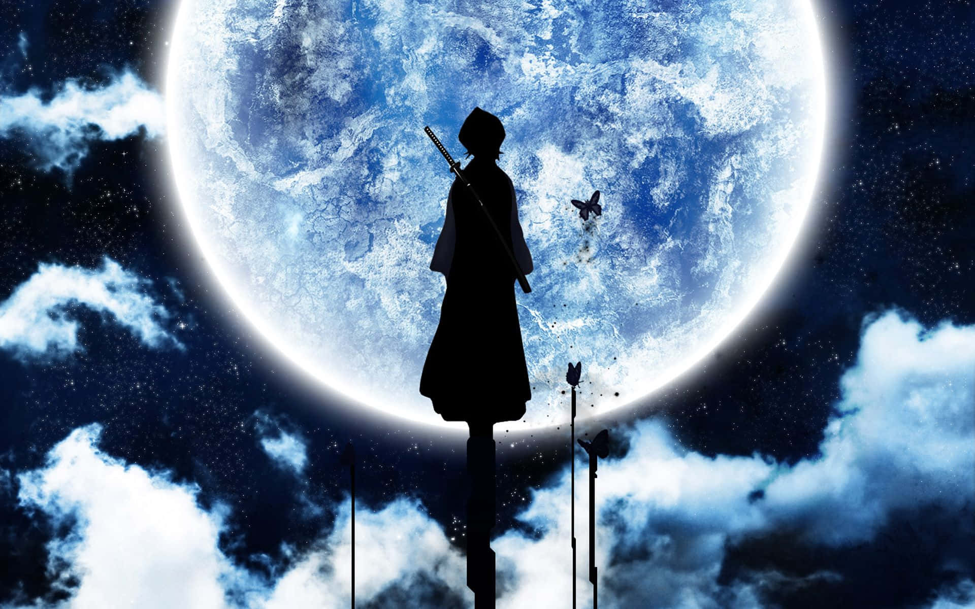 Anime Pc 桌布 壁紙 — 一個孤獨的動漫戰士，在巨大的發光藍色月亮襯托下呈現剪影，附近有一隻蝴蝶翩翩飛舞。