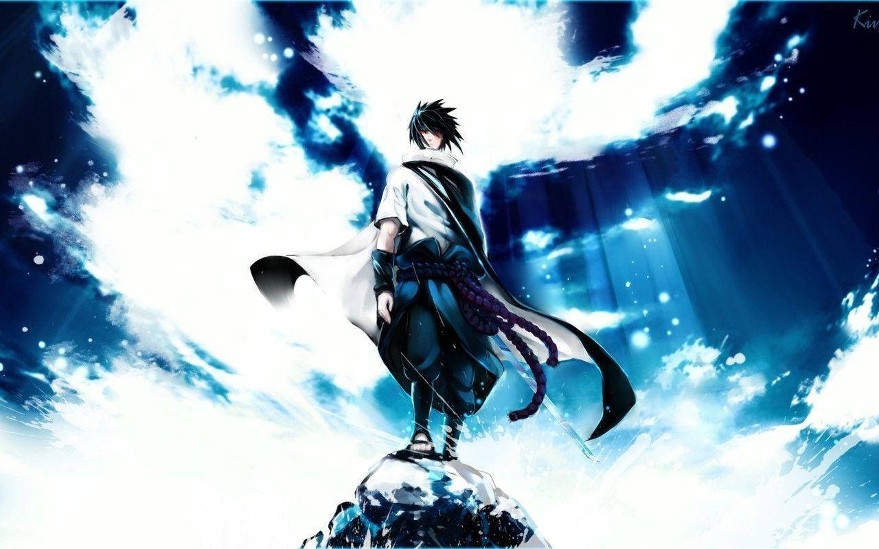 sasuke uchiha 桌布 壁紙 — 一個孤獨的動漫戰士站在白雪皚皚的山頂上，背景是戲劇性的藍白暴風雨天空，伴隨著發光的光線。