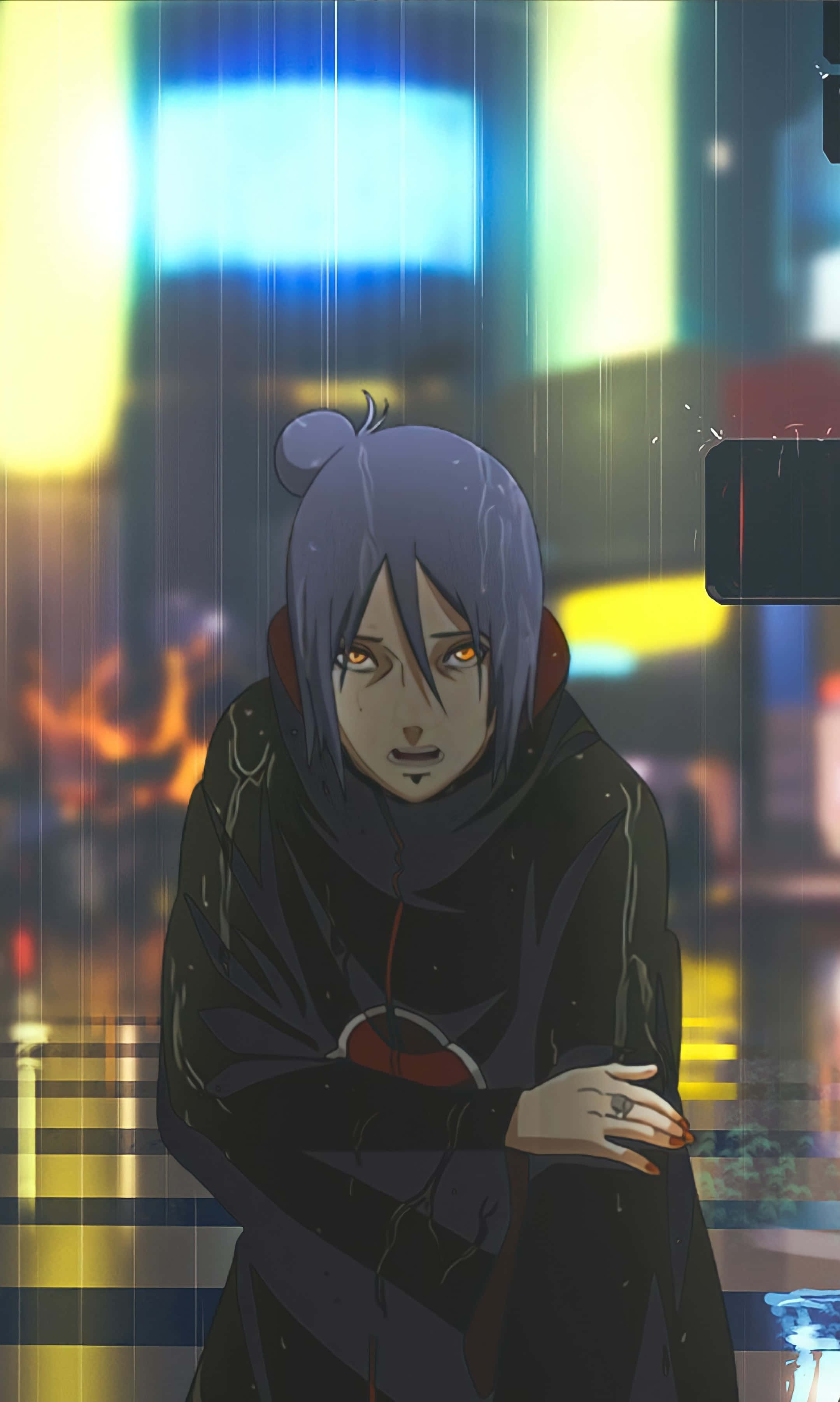 Akatsuki Poster 桌布 壁紙 — 一個孤獨的動漫角色，擁有紫色頭髮和橙色眼睛，夜晚站在雨中的霓虹燈城市景觀中。
