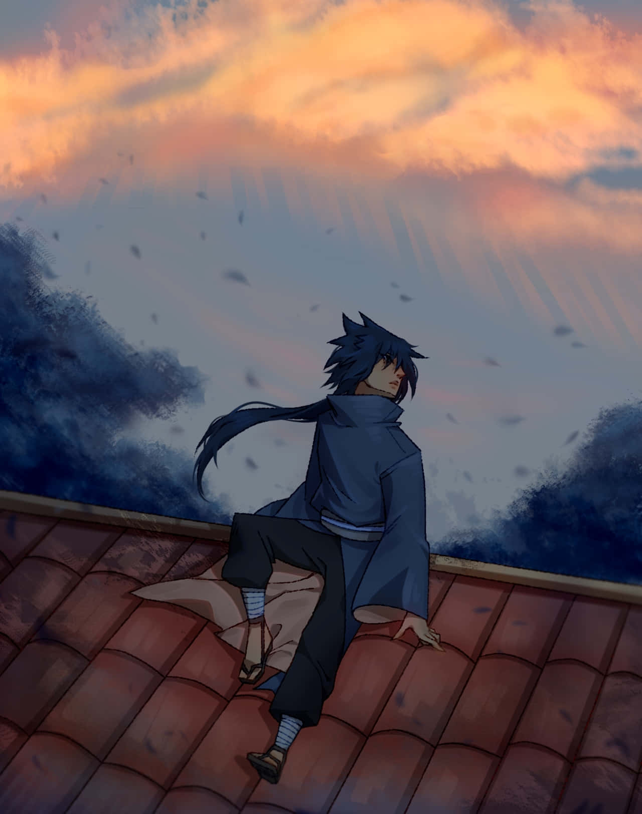 Izuna Uchiha 桌布 壁紙 — 一個孤獨的動漫角色坐在瓦片屋頂上，凝視著戲劇性的日落天空，有旋轉的雲朵和飄落的樹葉。