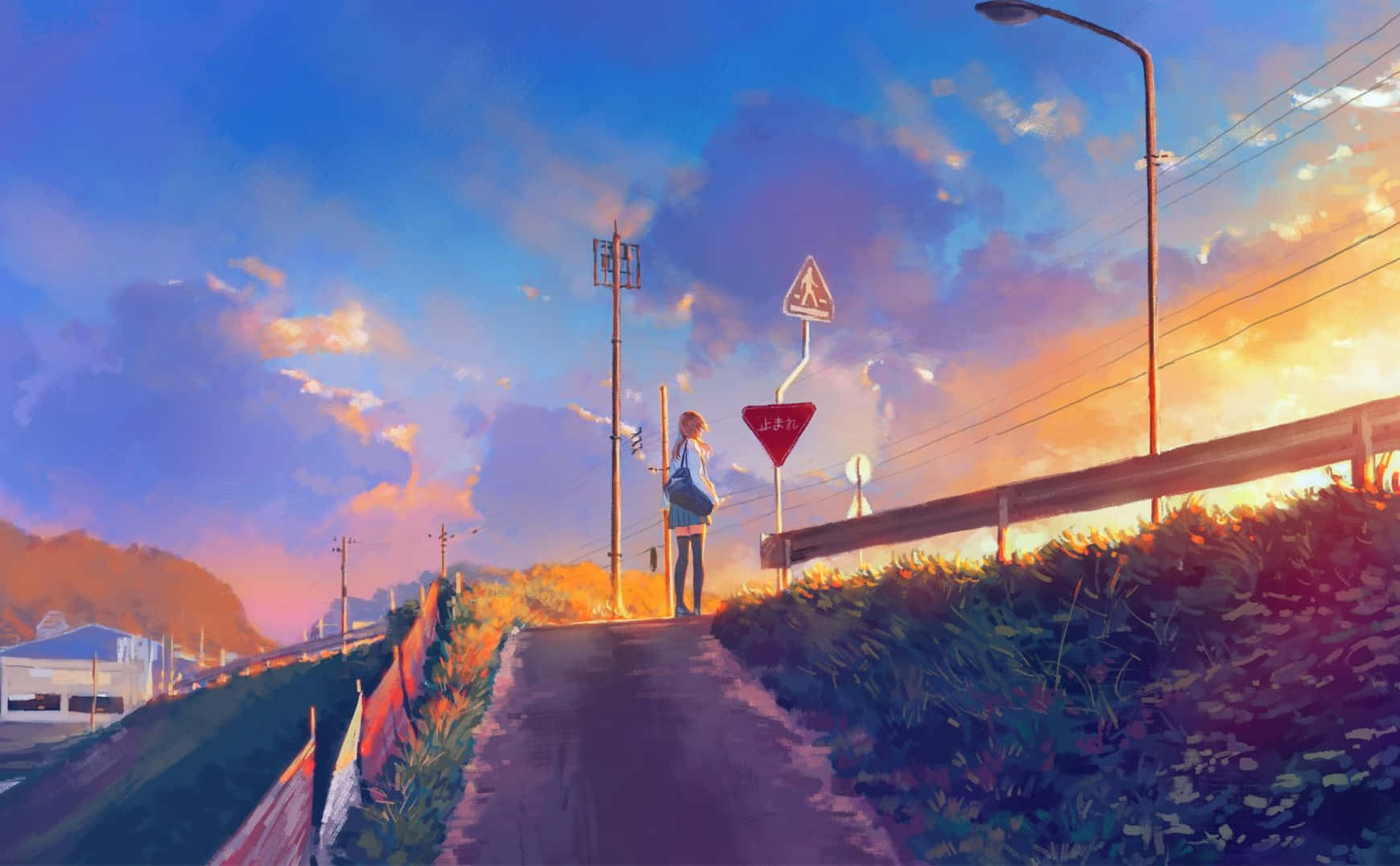 Anime Sunset 桌布 壁紙 — 一個孤獨的女孩站在日落時分的路邊，沐浴在溫暖的金色光芒中，映襯著充滿活力的藍色和橙色天空。