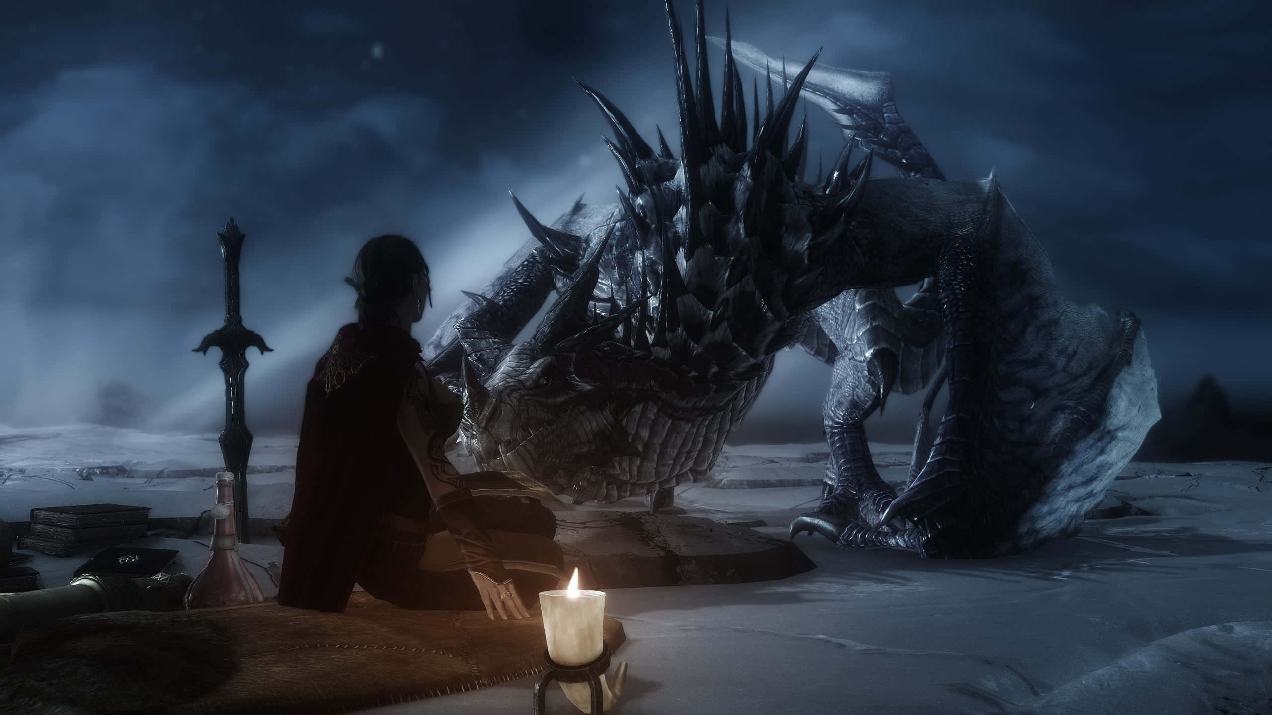 Skyrim Paarthurnax 桌布 壁紙 — 一個孤獨的戰士跪在一條巨大的尖刺龍面前，在一個被單一蠟燭照亮的雪地荒野中。