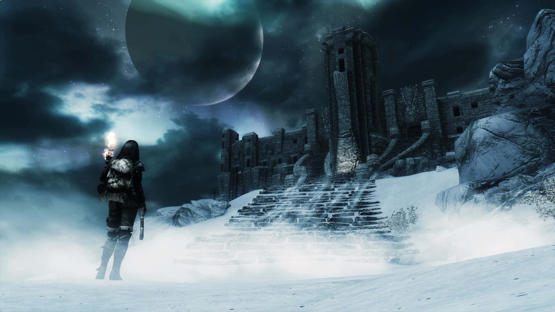Winter Games 桌布 壁紙 — 一個孤獨的戴兜帽人物手持發光球體，站在風暴天空下巨大月亮前的雪覆蓋古老石城堡前。