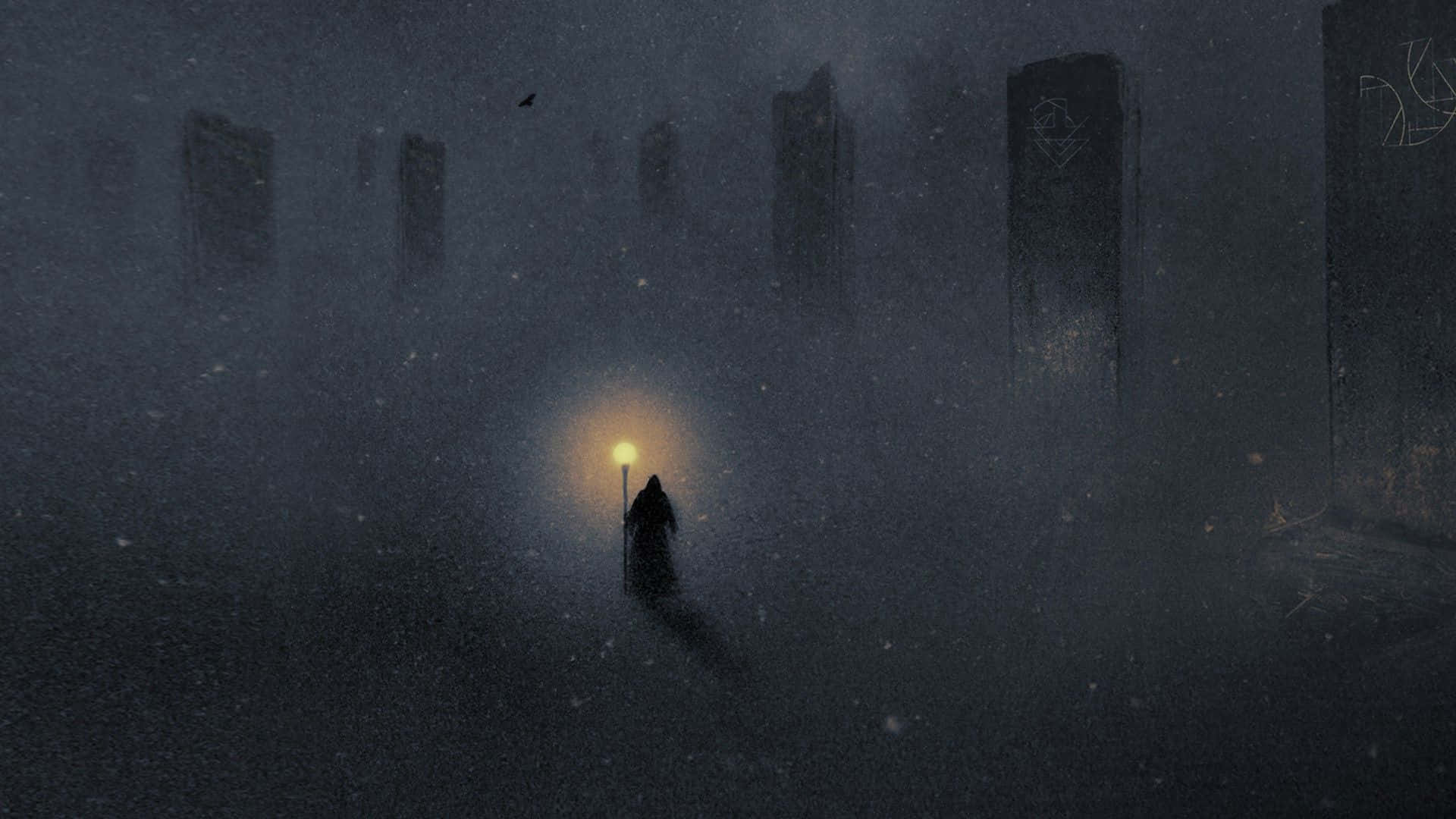 Ambience 桌布 壁紙 — 一個孤獨的戴兜帽的人夜晚在積雪、有霧的城市小巷中行走，手持一個發光的燈籠。