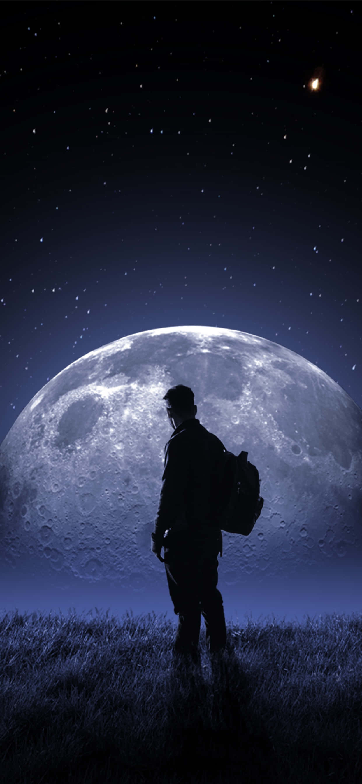 Moon Night 桌布 壁紙 — 一個孤獨的旅行者背著背包，在星空下的草地上以剪影站立，凝視著巨大的發光月亮。