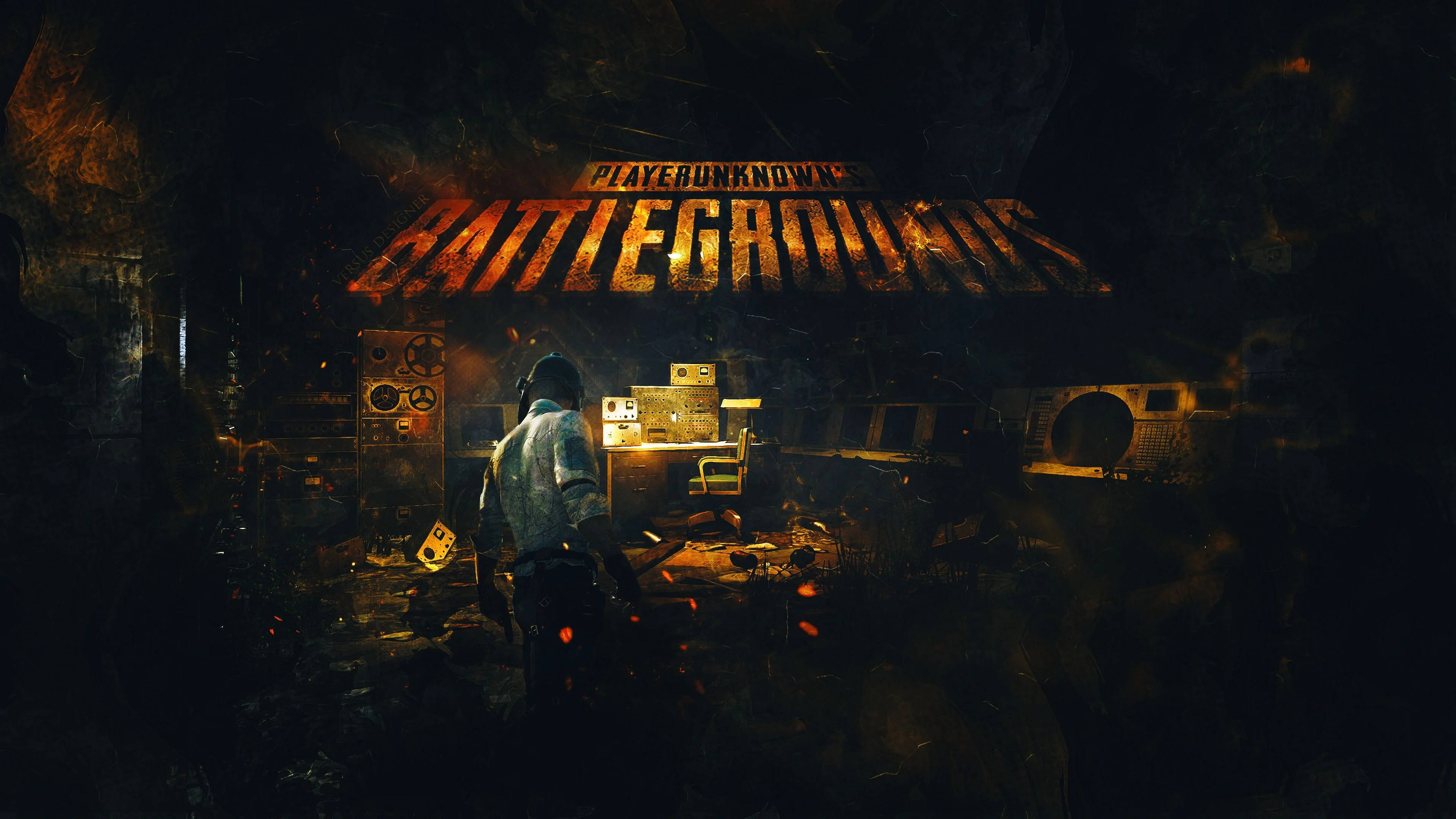 PUBG 桌布 壁紙 — 一個孤獨的玩家在一個光線昏暗、佈滿碎片的掩體中，頭頂上閃爍著「PLAYERUNKNOWN'S BATTLEGROUNDS」的標誌。