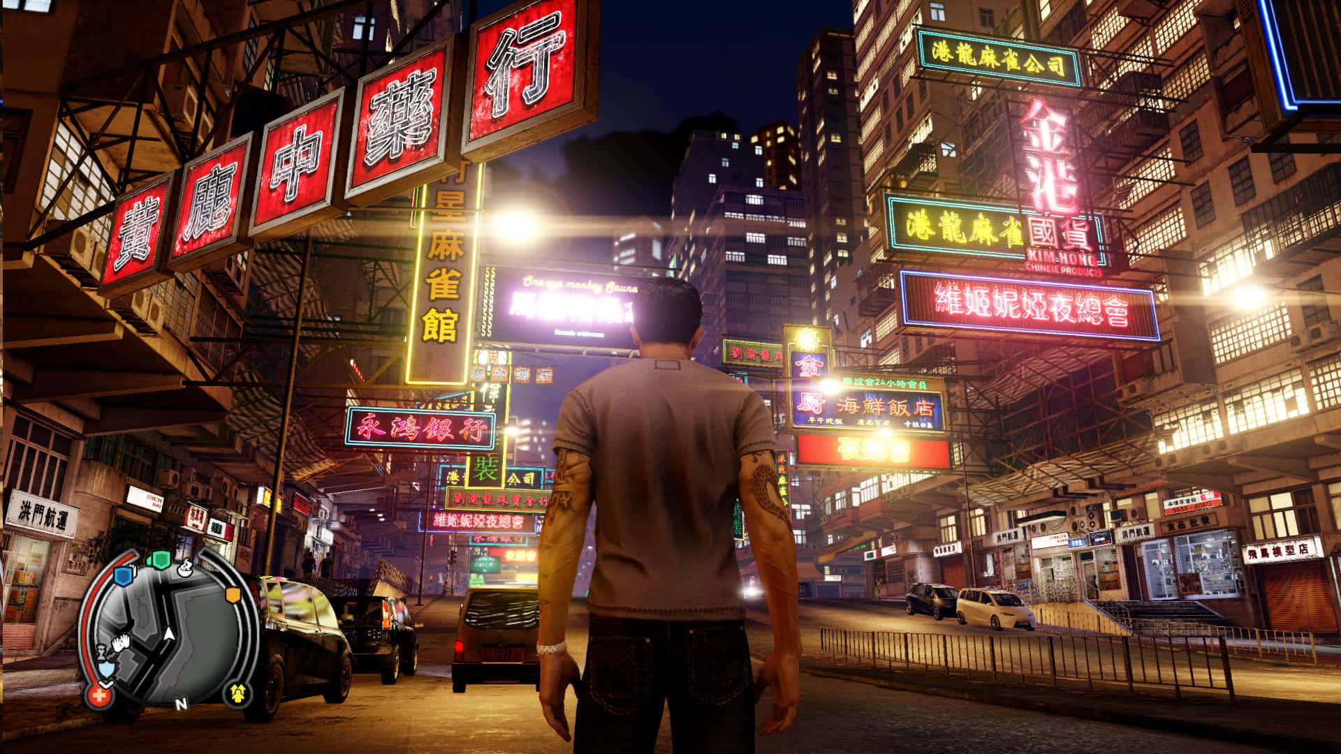 「Unleashed」 壁紙 — 一個孤獨的男人在夜晚走在一條霓虹燈照亮的城市街道上，周圍是發光的中文招牌和高聳的建築物。