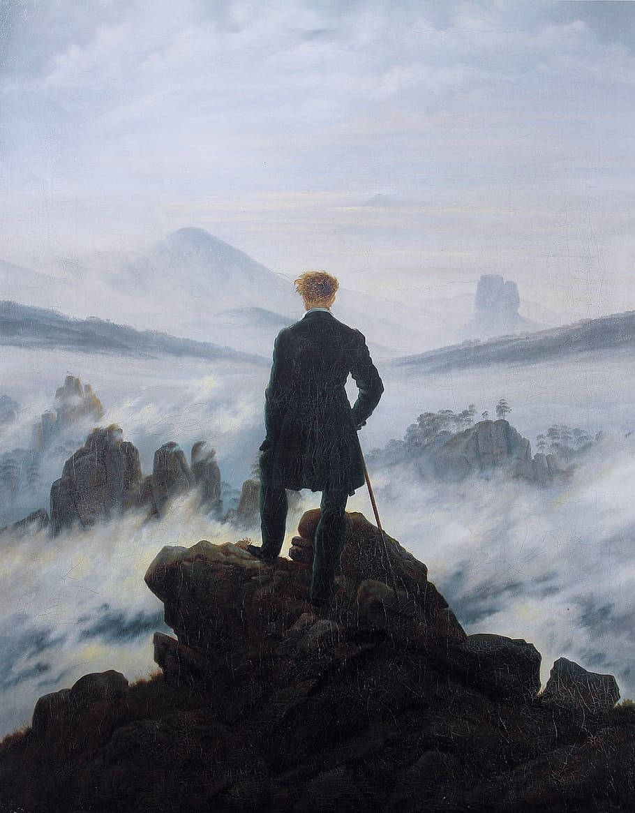 Painting 桌布 壁紙 — 一個孤獨的男人穿著深色外套，站在岩石頂峰上，俯瞰著廣闊的霧海，遠山在薄霧中漸漸消失。