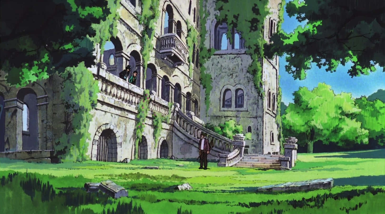 Lupin Iii The Castle Of Cagliostro 桌布 壁紙 — 一個孤獨的男人站在一座宏偉的、爬滿常春藤的石頭大宅前，身處陽光明媚、綠意盎然的花園中，頭頂是清澈的藍天。