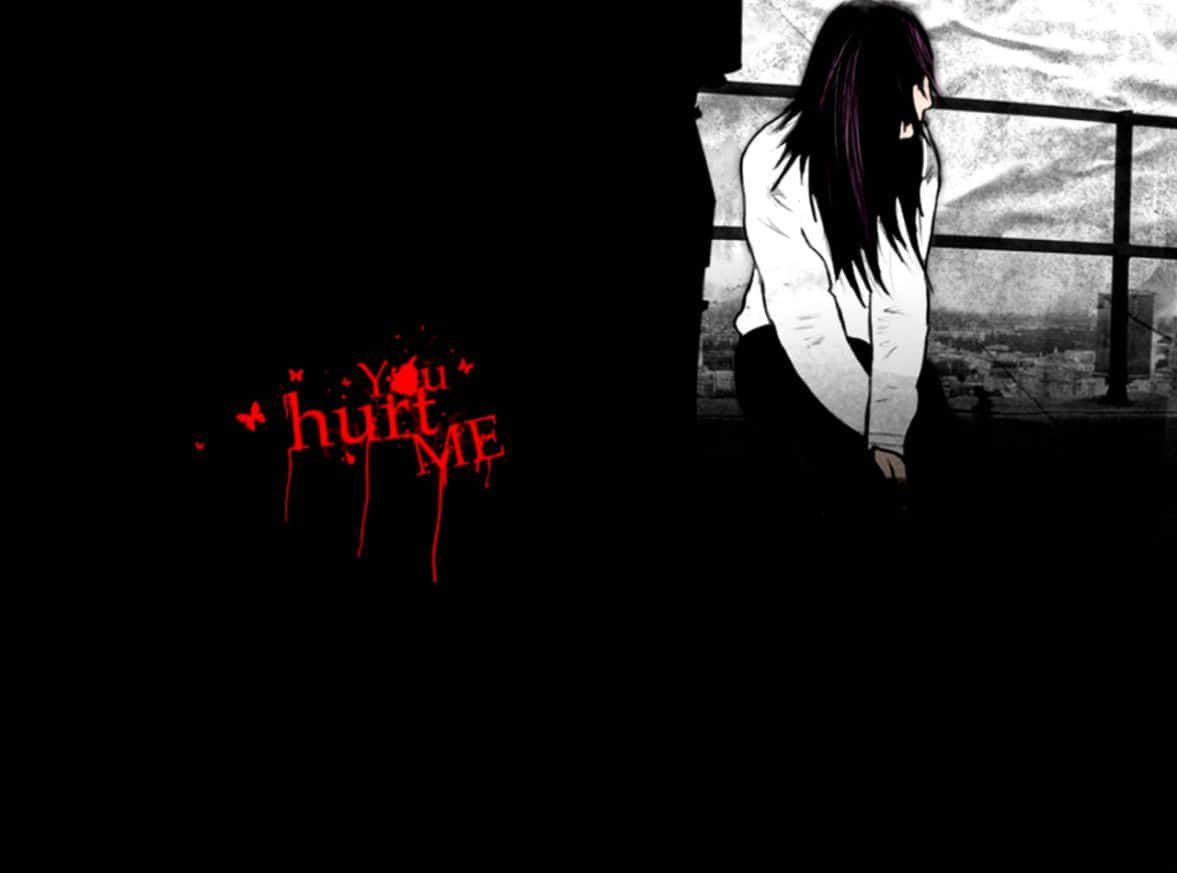 Dark Emo 桌布 壁紙 — 一個孤獨的紫色頭髮動漫女孩站在窗邊，俯瞰城市景觀，黑色背景上紅色滴落的文字寫著「You hurt ME」。