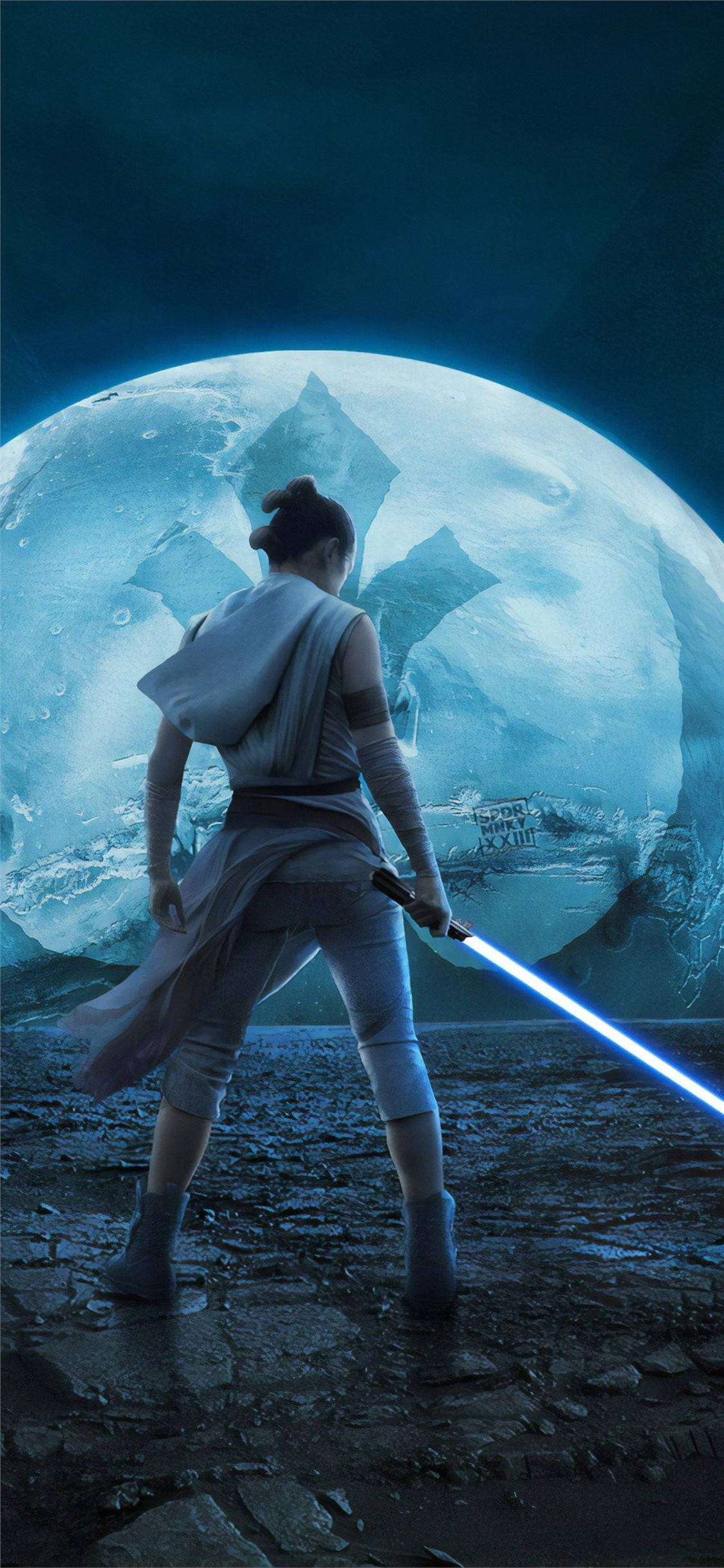 Rey ready to continue her adventure! 壁紙 — 一個孤獨的絕地武士站在岩石星球上，手持藍色光劍，身後懸著巨大的冰月。