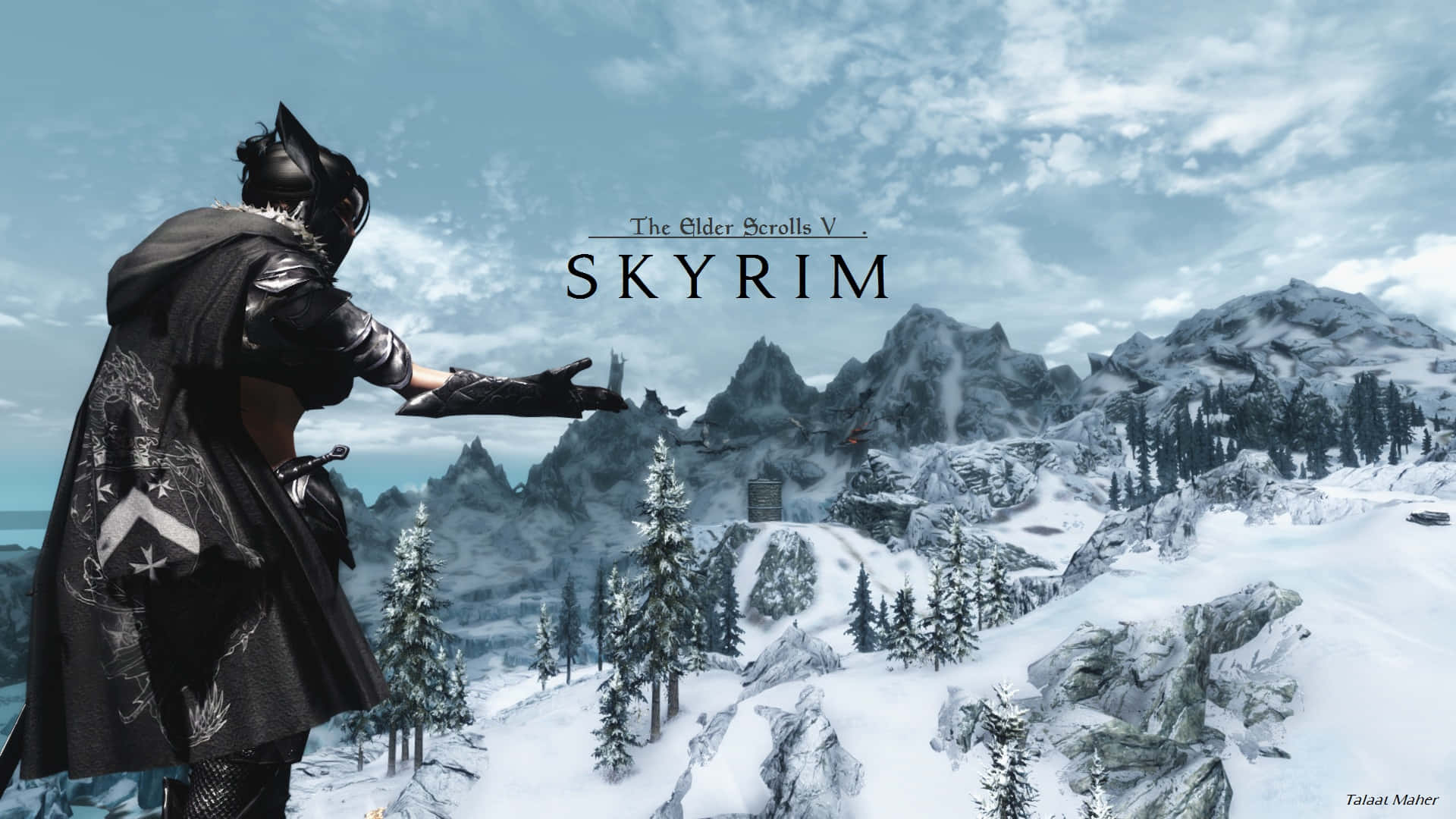 dovahkiin 桌布 壁紙 — 一個孤獨的裝甲人物站在雪覆蓋的山地景觀中，有松樹和遠處的山峰，天空多雲。