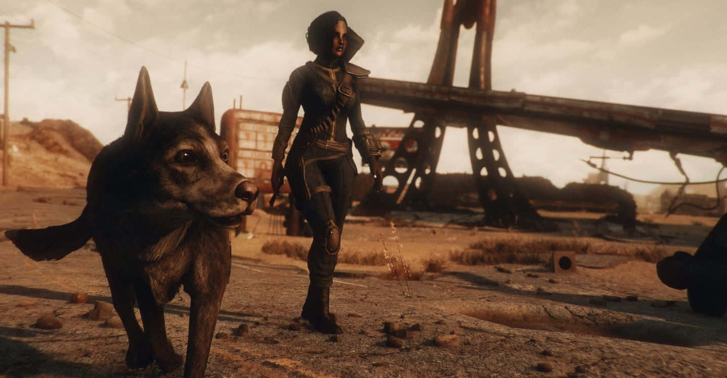 Fallout 4 Dogmeat 桌布 壁紙 — 一個孤獨的裝甲女人帶著一隻大狗，在朦朧的天空下穿過荒涼、生鏽的廢土。