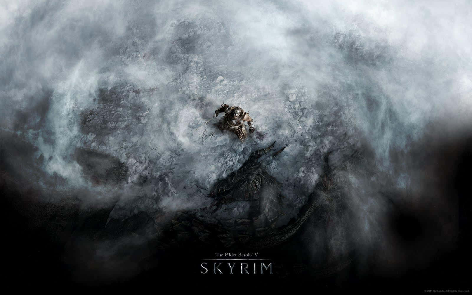 Skyrim Dragonborn 桌布 壁紙 — 一個孤獨的裝甲戰士挑釁地站在鋸齒狀的冰峰上，而一條巨大的龍在下方旋轉的迷霧中盤繞。
