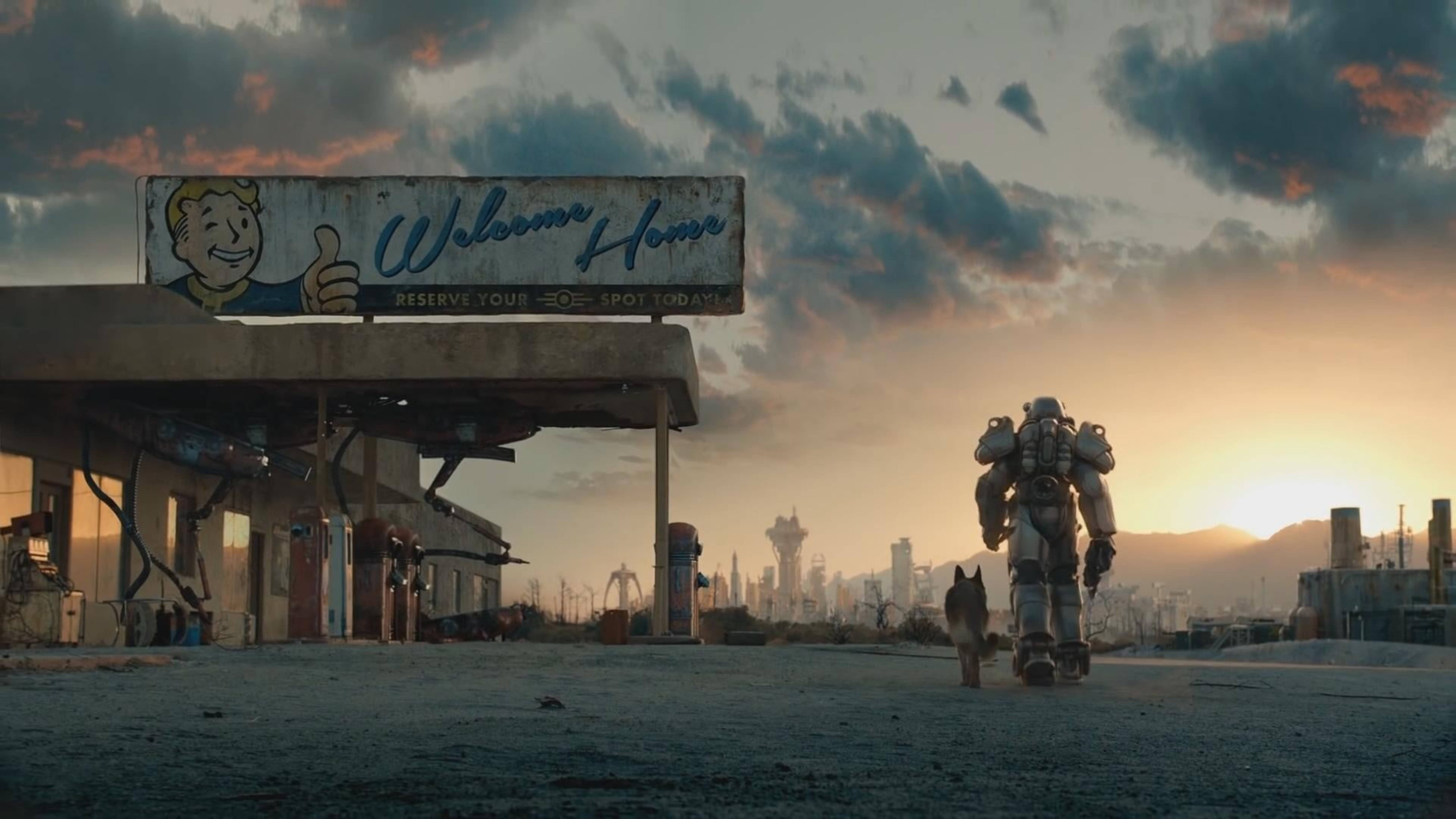 Fallout 4 桌布 壁紙 — 一個孤獨的裝甲身影和一隻狗走過一個生鏽的加油站，天空是夕陽，還有一個褪色的「歡迎回家」標誌。