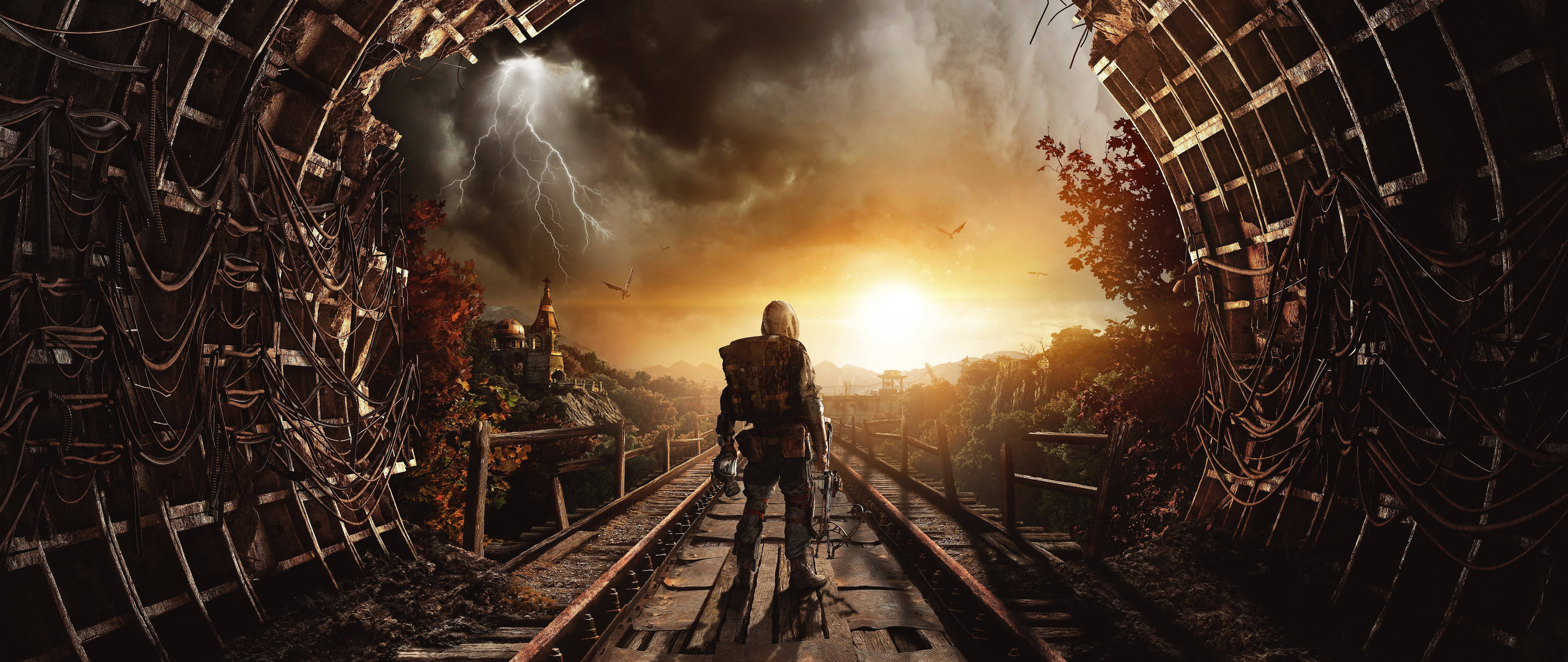 遊戲 桌布 壁紙 — 一個孤獨的裝甲身影沿著生鏽的火車軌道穿過破損的隧道行走，閃電在日落時分擊中遠處村莊的上空。