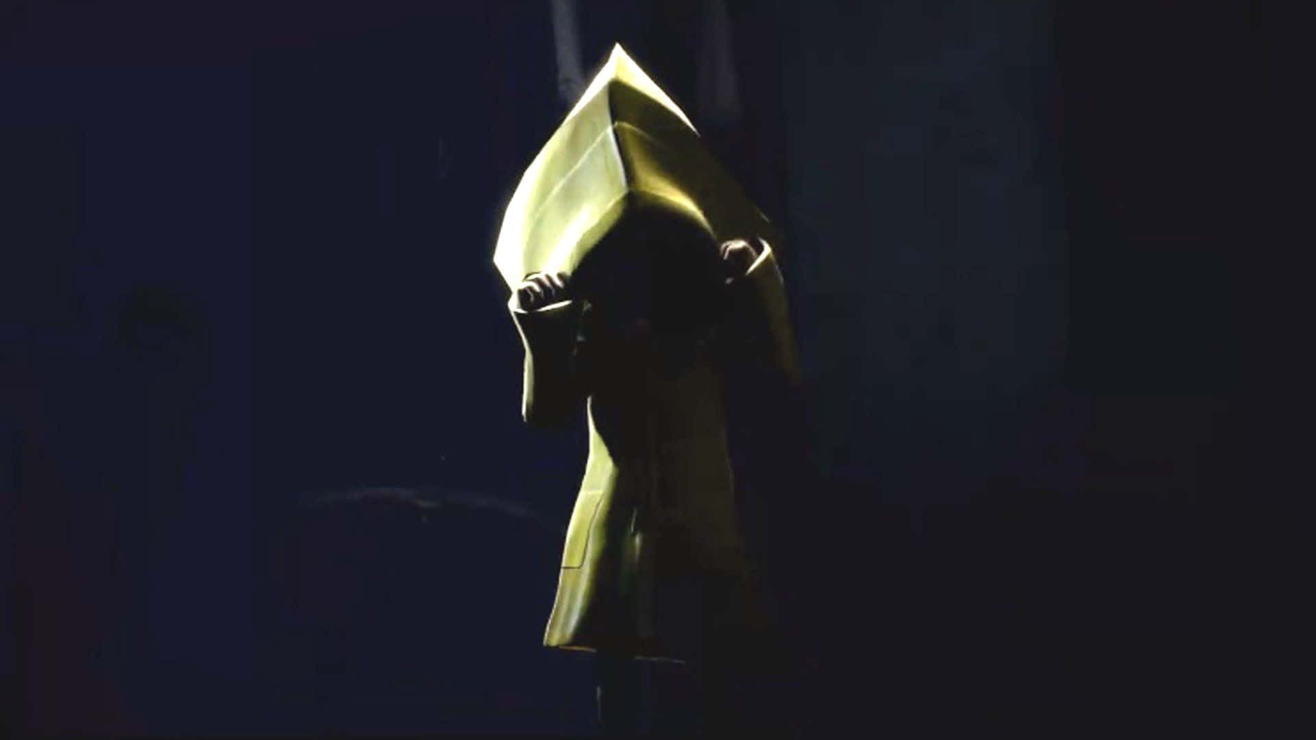 Little Nightmares 桌布 壁紙 — 一個孤獨的身影，身穿發光的黃色雨衣和帽子，在黑暗的背景中形成剪影，雙手緊抓著帽沿。