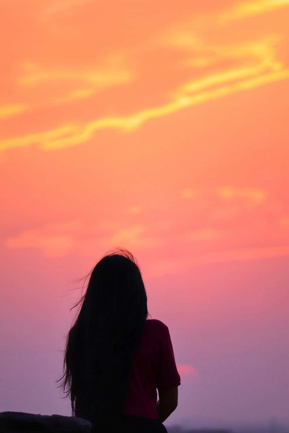 Sunset Photography 桌布 壁紙 — 一個孤獨的身影在充滿活力的橙色和粉紅色日落天空與縷縷雲彩中形成剪影。