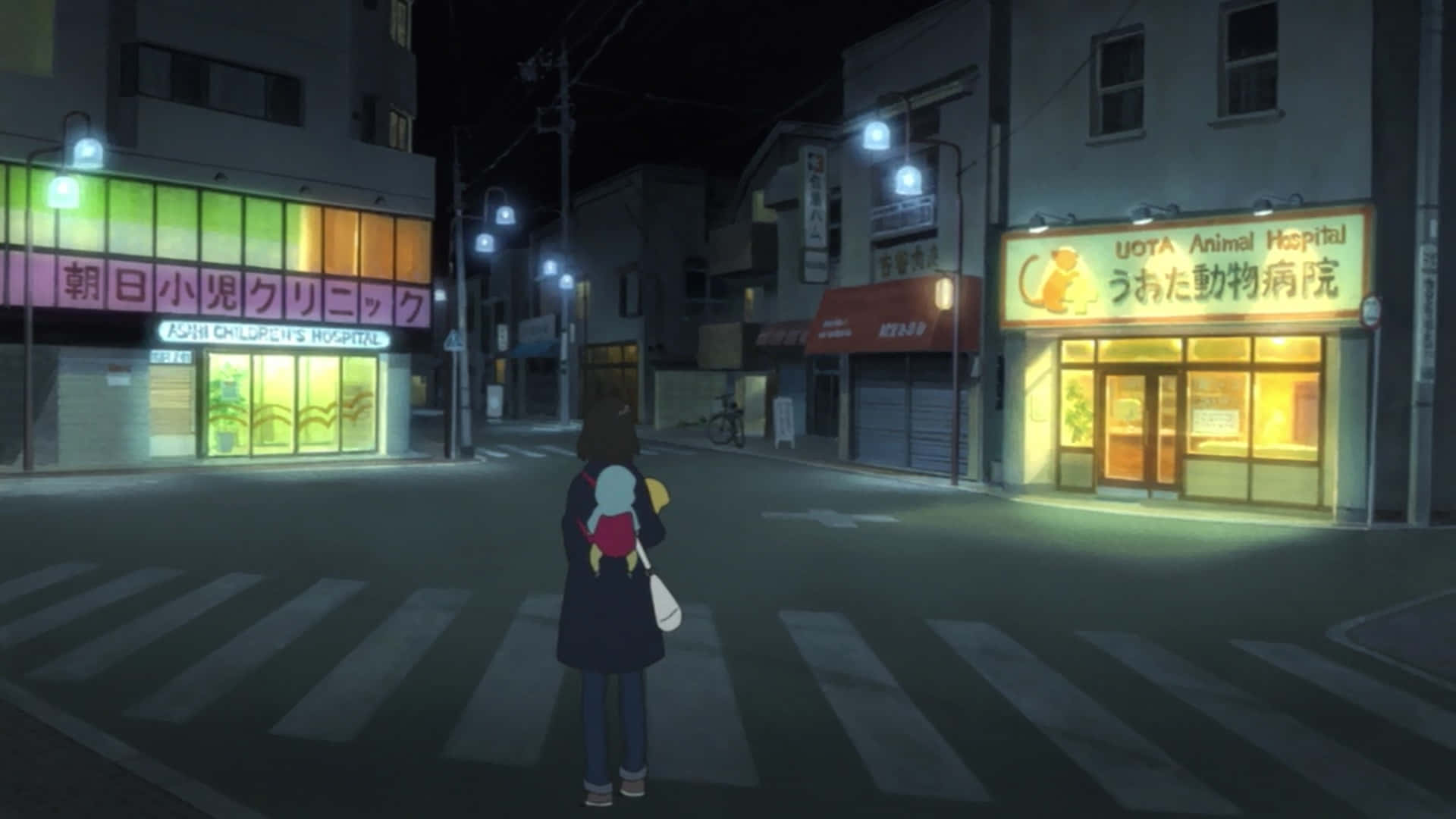 Wolf Children 桌布 壁紙 — 一個孤獨的身影在夜晚走過一條寧靜的日本街道，被溫暖的商店燈光和發光的招牌照亮。