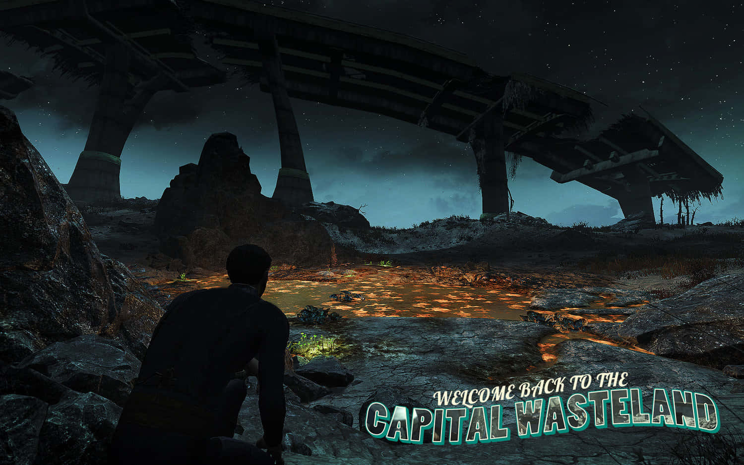 Fallout 4 The Capital Wasteland 桌布 壁紙 — 一個孤獨的身影在夜晚跪在一座破橋下，周圍是荒蕪的廢土，散發著詭異的橙色光芒。