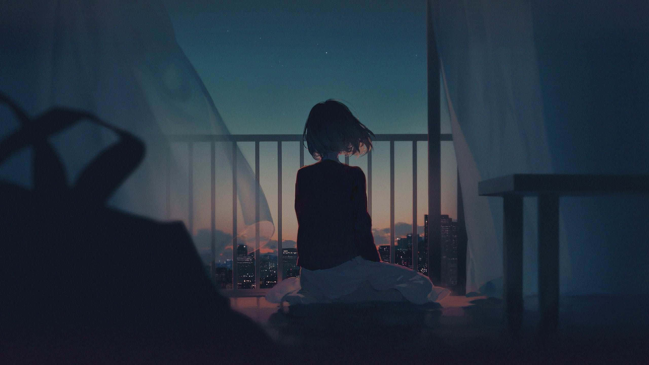 Lonely 桌布 壁紙 — 一個孤獨的身影在黃昏時坐在陽台上，凝視著星空下的城市天際線。