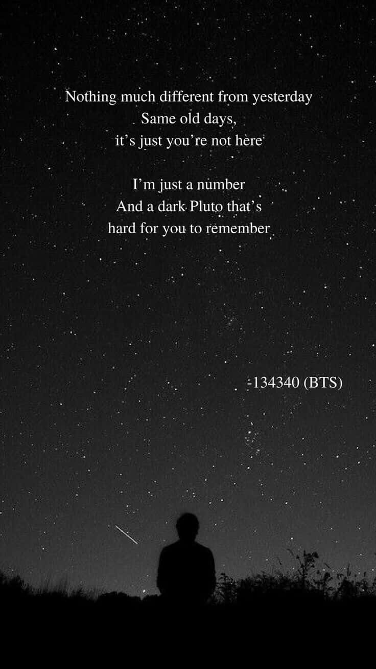 Bts Lyrics 桌布 壁紙 — 一個孤獨的身影坐在星空下，BTS的詩意文字在上方飄浮。