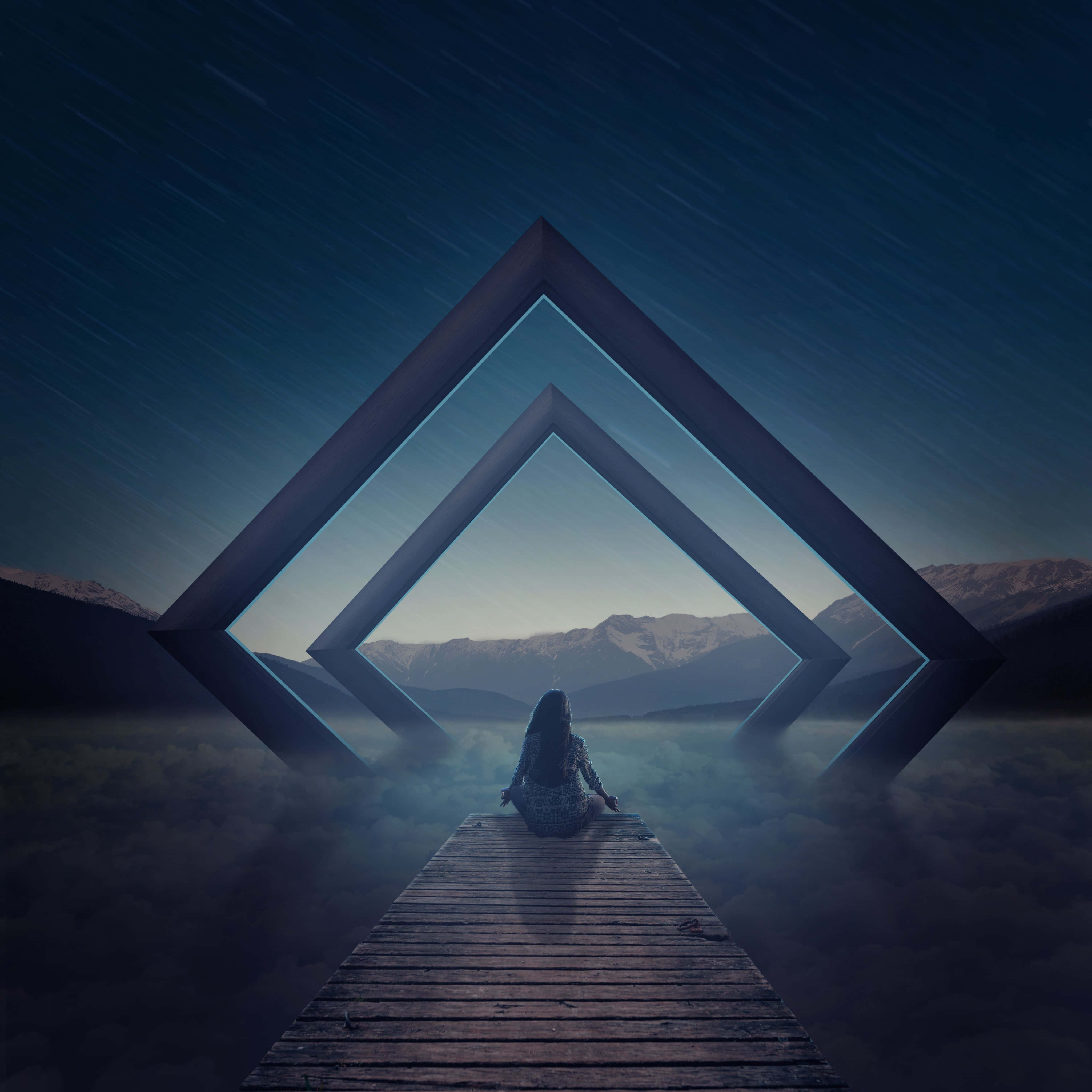 Spiritual Meditation 桌布 壁紙 — 一個孤獨的身影坐在木碼頭上，透過發光的幾何拱門凝視著星空下遠方的山脈。