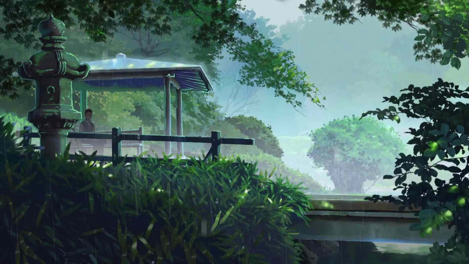 Makoto Shinkai 桌布 壁紙 — 一個孤獨的身影坐在木製涼亭下，身處霧氣瀰漫、雨水浸濕的花園中，周圍有茂密的綠植和一座石燈籠。