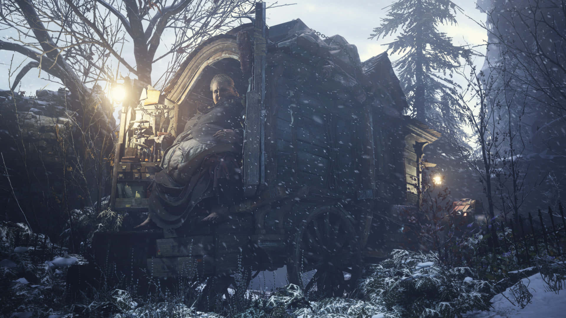 Resident Evil Village 桌布 壁紙 — 一個孤獨的身影坐在白雪覆蓋的馬車內，身處冬日森林，雪花在昏暗的天空下飄落。