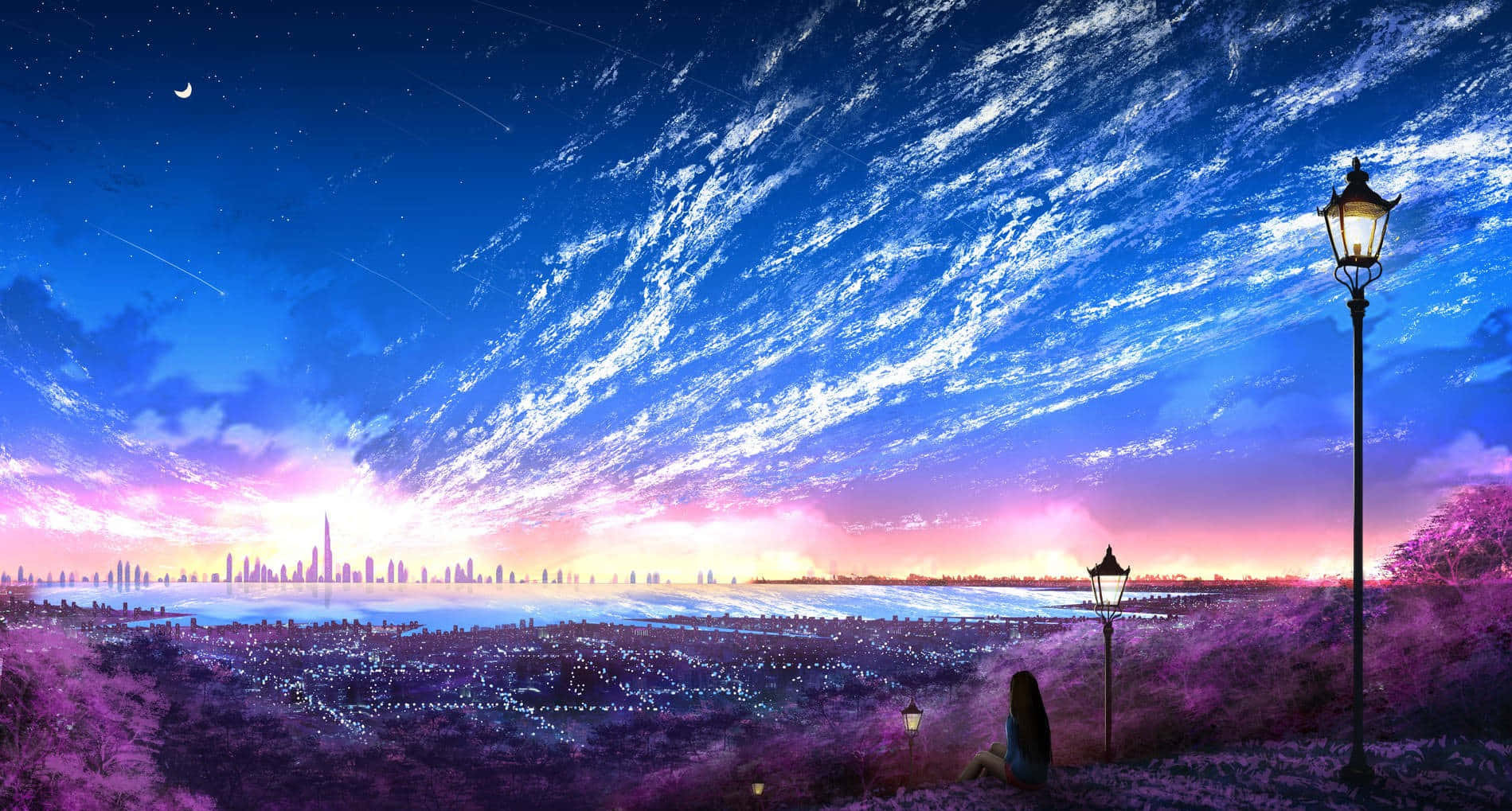 Purple Anime 桌布 壁紙 — 一個孤獨的身影坐在閃爍的路燈下，充滿活力的紫色和藍色暮色天空延伸在遙遠的城市景觀之上。