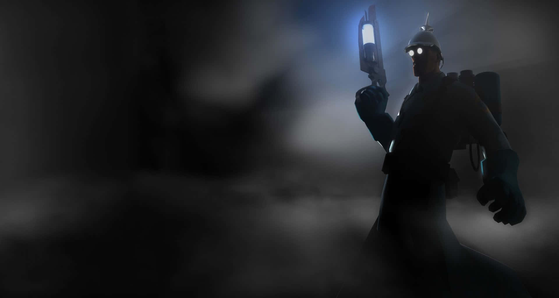 Team Fortress 2 Characters 桌布 壁紙 — 一個孤獨的身影戴著頭盔和套裝，在濃霧中手持發光武器，處於黑暗且充滿氛圍的場景中。