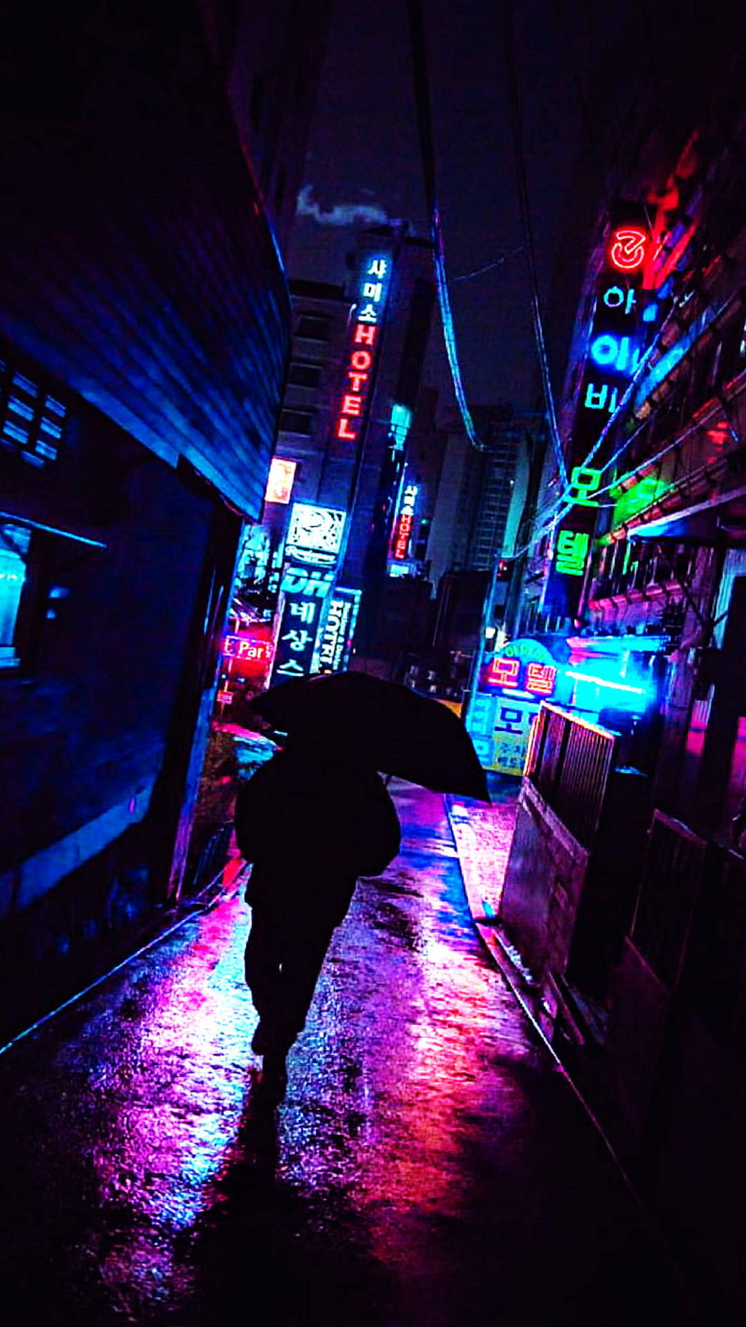 夜晚雨中霓虹小巷撐傘行走的人 — 霓虹城市 壁紙