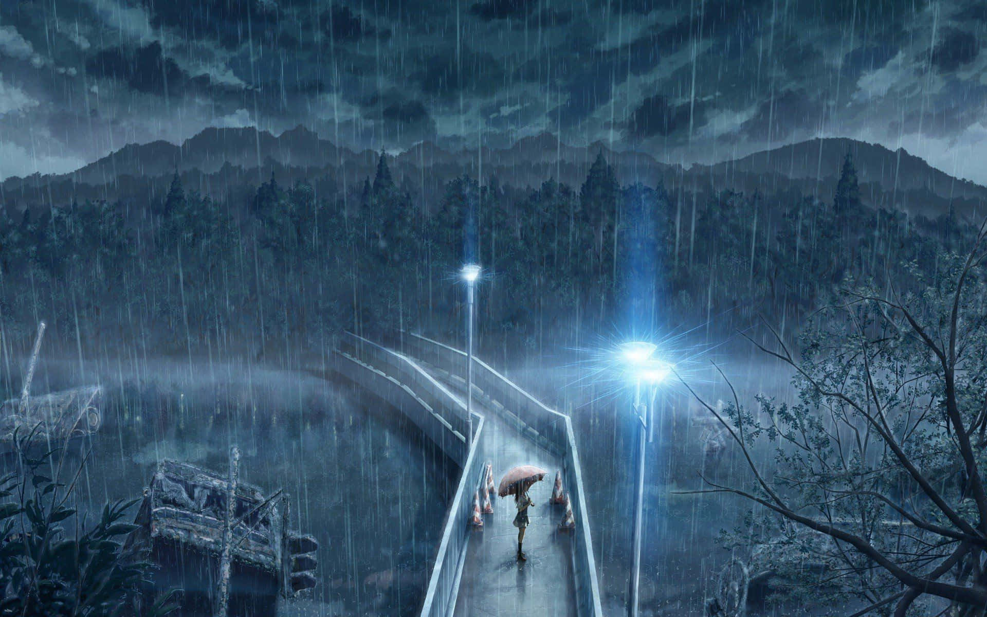 Raining 桌布 壁紙 — 一個孤獨的身影撐著雨傘，在閃爍的路燈下走過濕滑的橋樑，遠處的山巒和樹木隱沒在黑暗中。