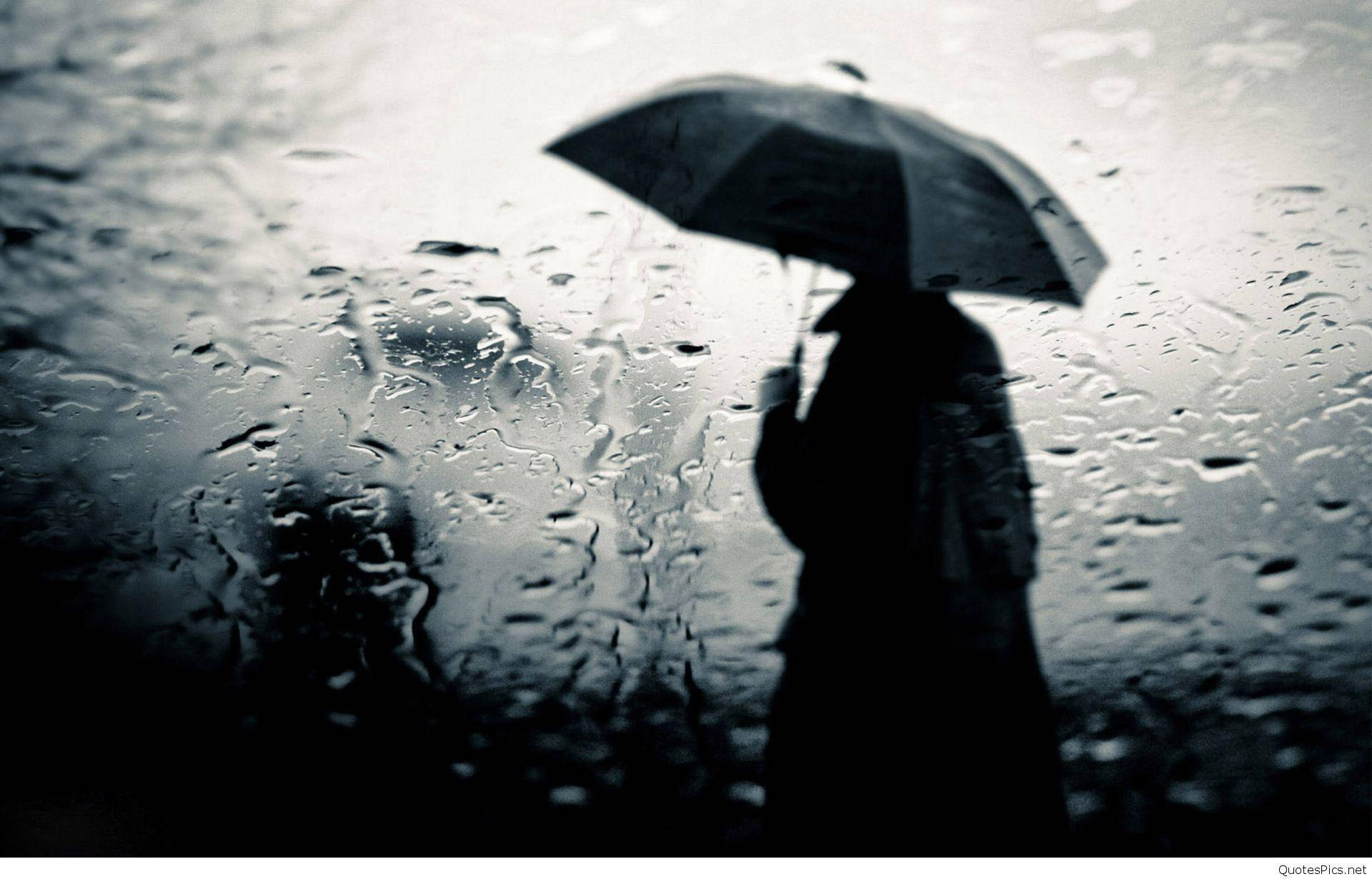 Umbrella 桌布 壁紙 — 一個孤獨的身影撐著雨傘，靠著被雨水打濕的窗戶，水滴模糊了陰沉的外面世界。