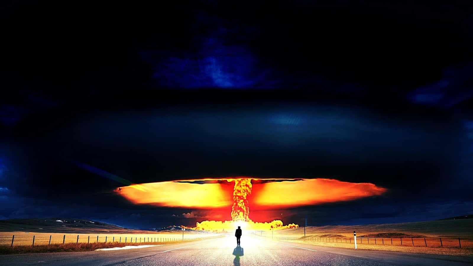 Fallout Nuke 桌布 壁紙 — 一個孤獨的身影沿著道路走向一朵在深藍色天空中發光的巨大熾熱核蘑菇雲。