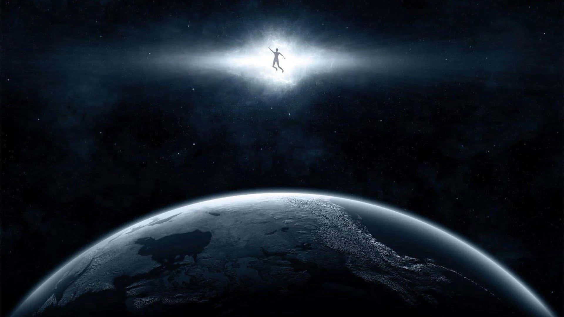 Cool Space 桌布 壁紙 — 一個孤獨的身影漂浮在地球彎曲地平線之上的太空中，雙臂伸向一道光芒四射的宇宙之光。