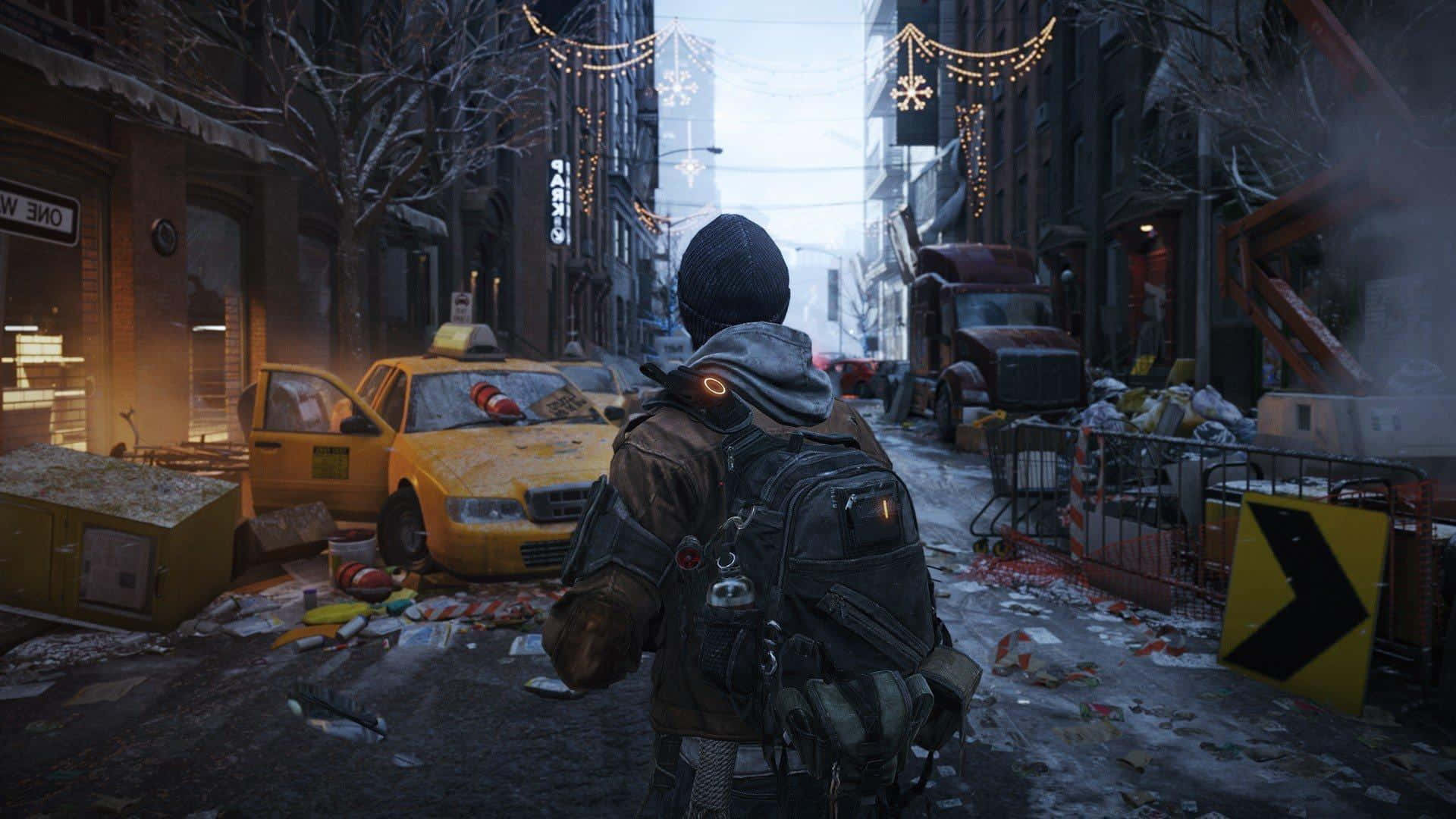 Survival Games 桌布 壁紙 — 一個孤獨的身影穿著冬季裝備，走過一條積雪覆蓋、散落碎片的城市街道，頭頂有黃色計程車和節日燈飾。