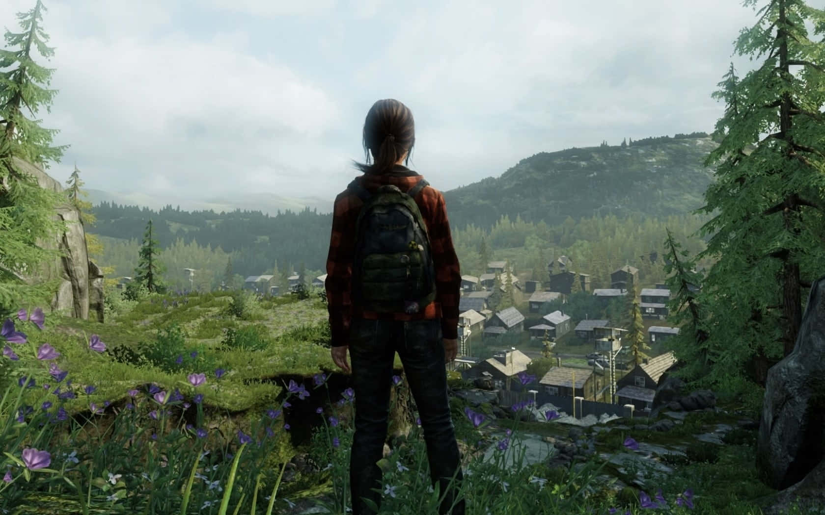 Survival Games 桌布 壁紙 — 一個孤獨的身影穿著紅色格仔衫，站在長滿苔蘚的懸崖上，俯瞰著一個坐落在連綿起伏的綠色山丘中的霧氣瀰漫的森林村莊。