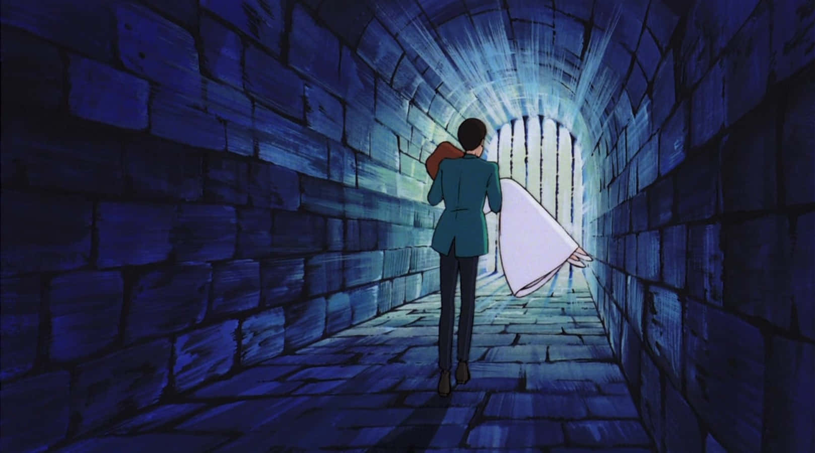 Lupin Iii The Castle Of Cagliostro 桌布 壁紙 — 一個孤獨的身影穿著青綠色外套，沿著狹窄的石隧道走向盡頭明亮的出口。
