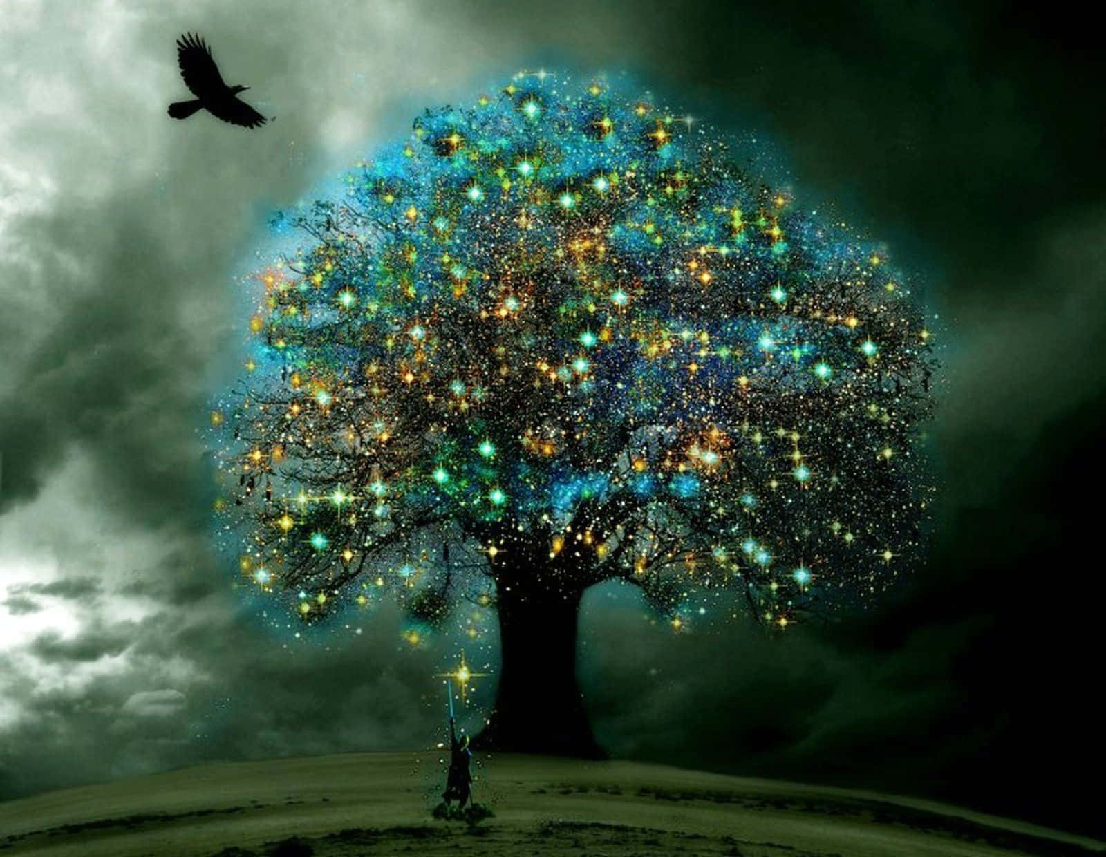 魔法 桌布 壁紙 — 一個孤獨的身影站在一棵神秘的樹下，樹上閃爍著藍色和金色的星星，背景是暴風雨的夜空，一隻烏鴉從頭頂飛過。