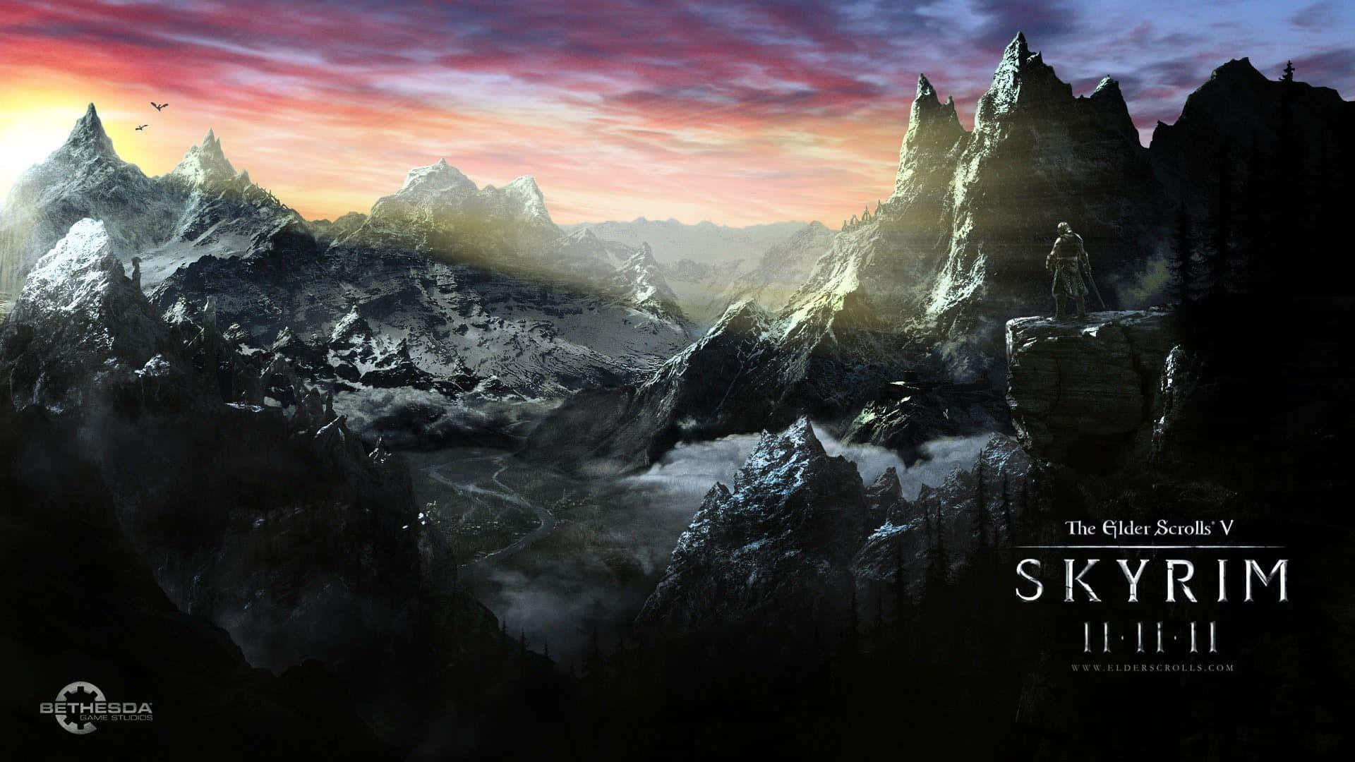The Elder Scrolls V Skyrim 桌布 壁紙 — 一個孤獨的身影站在懸崖頂上，俯瞰著沐浴在戲劇性日落色調中的廣闊雪山山脈。