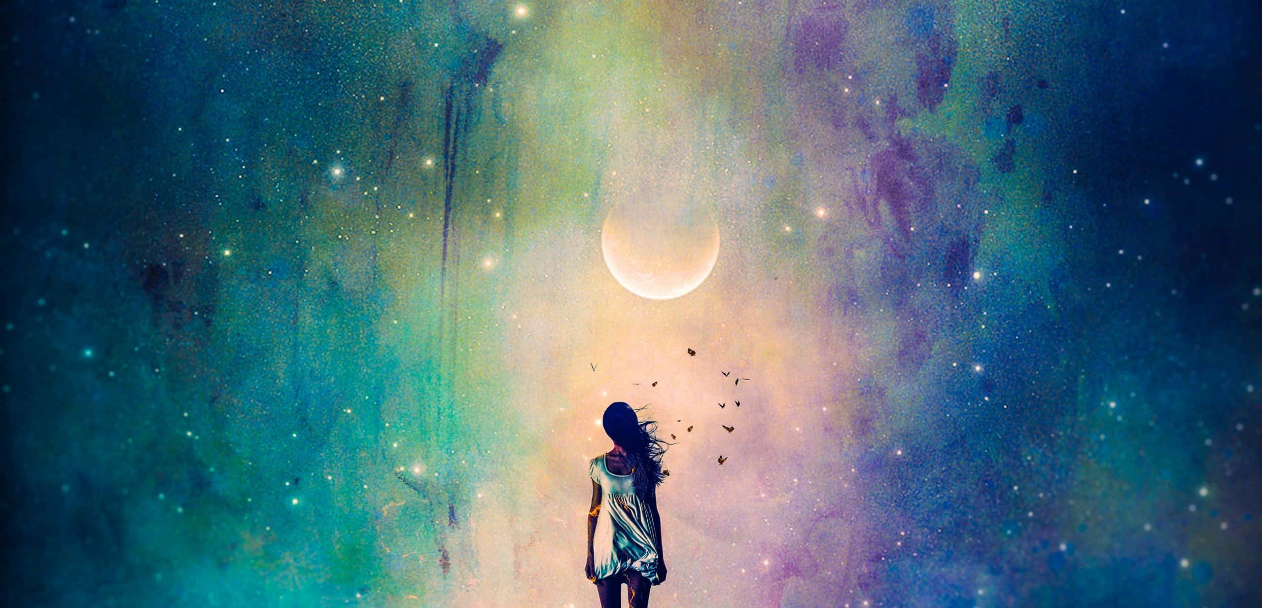 孤獨 桌布 壁紙 — 一個孤獨的身影站在發光的彎月下，背景是充滿星星和旋轉星雲的鮮豔宇宙天空。