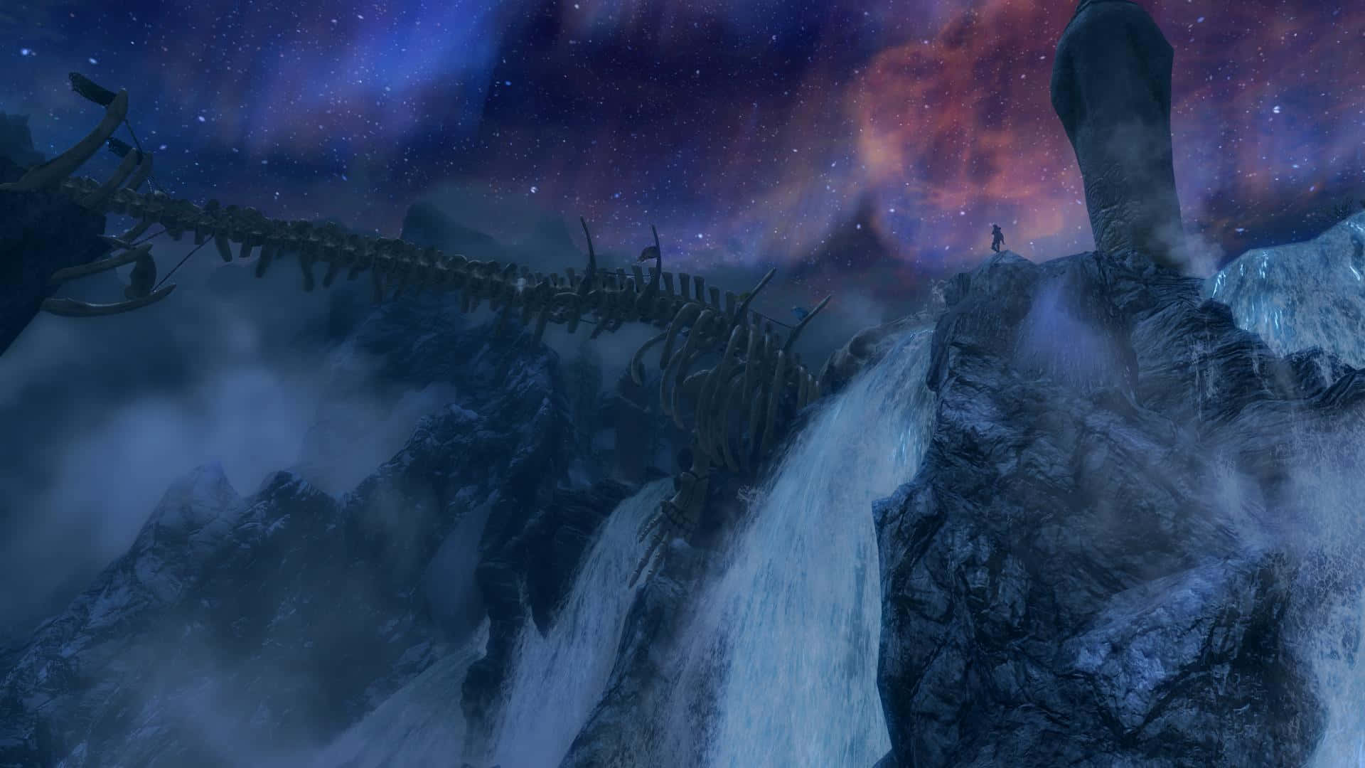 Sovngarde 桌布 壁紙 — 一個孤獨的身影站在白雪覆蓋的山頂上，在充滿活力的星空下，一座巨大的骨架橋橫跨懸崖。