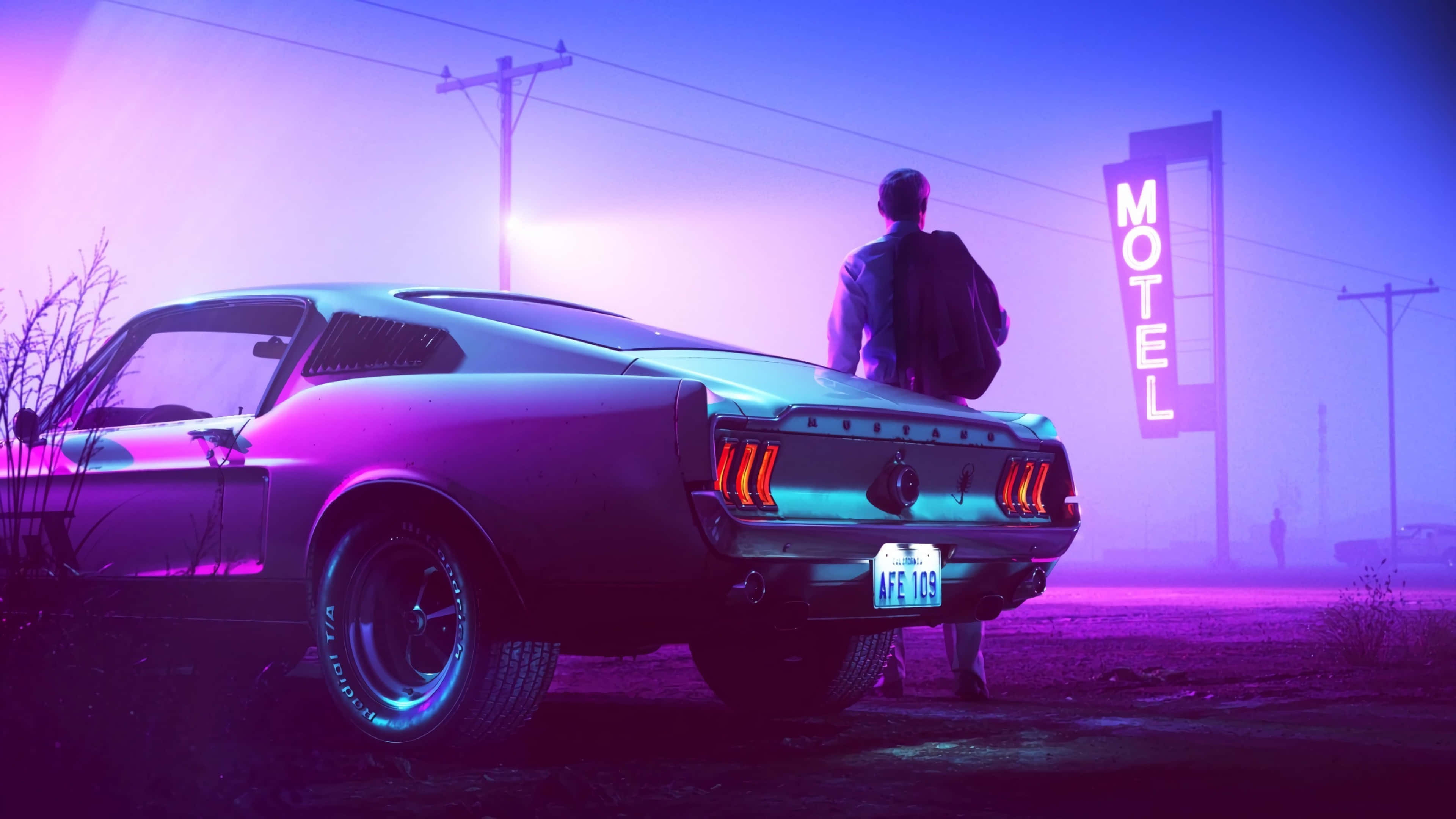 4K Car 桌布 壁紙 — 一個孤獨的身影站在經典野馬旁，在霓虹紫霧中，靠近發光的汽車旅館招牌。